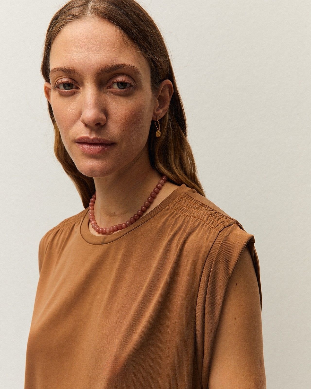 T-shirt em Tecido Modal com Detalhe no Ombro Camel-4