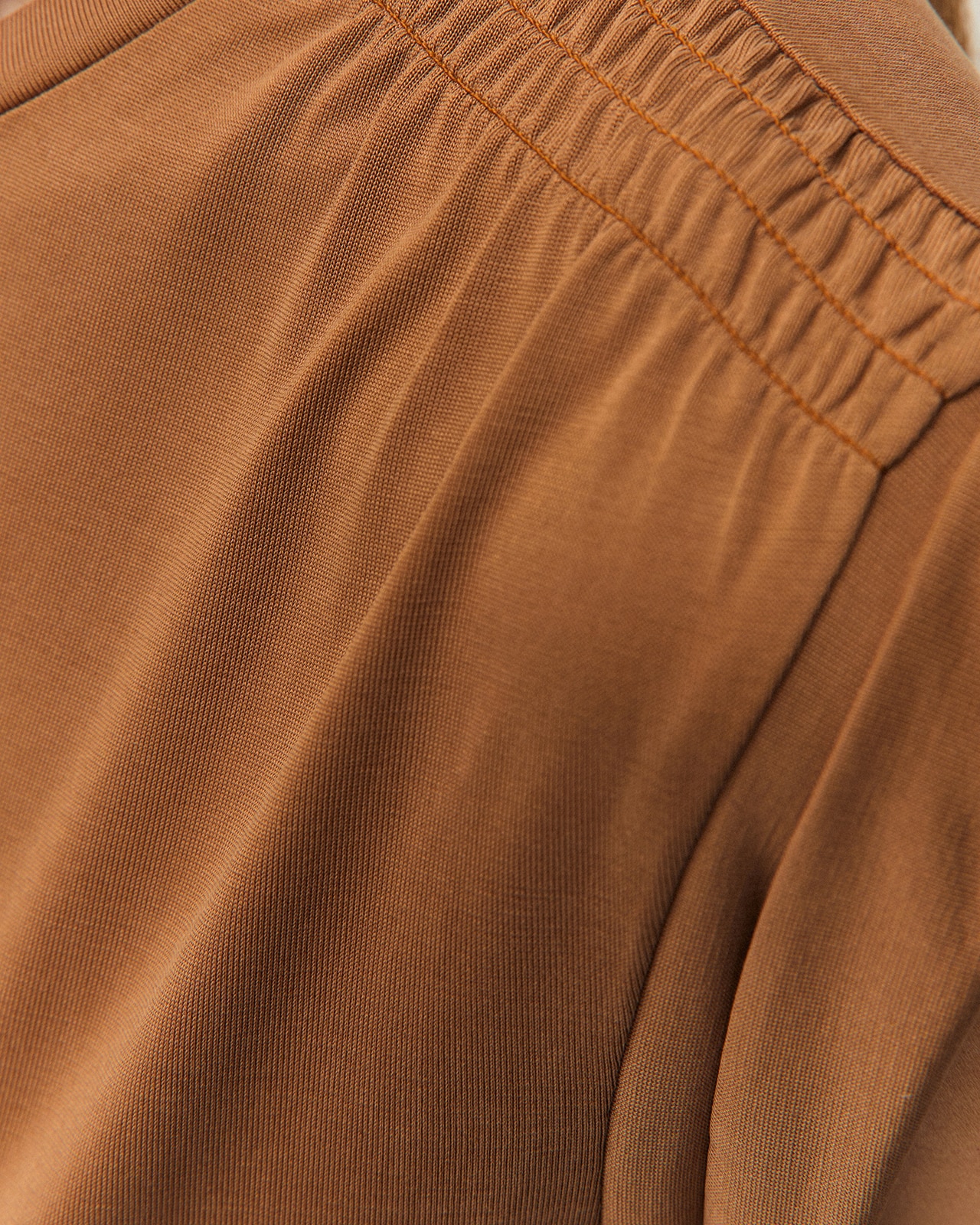 T-shirt em Tecido Modal com Detalhe no Ombro Camel-5