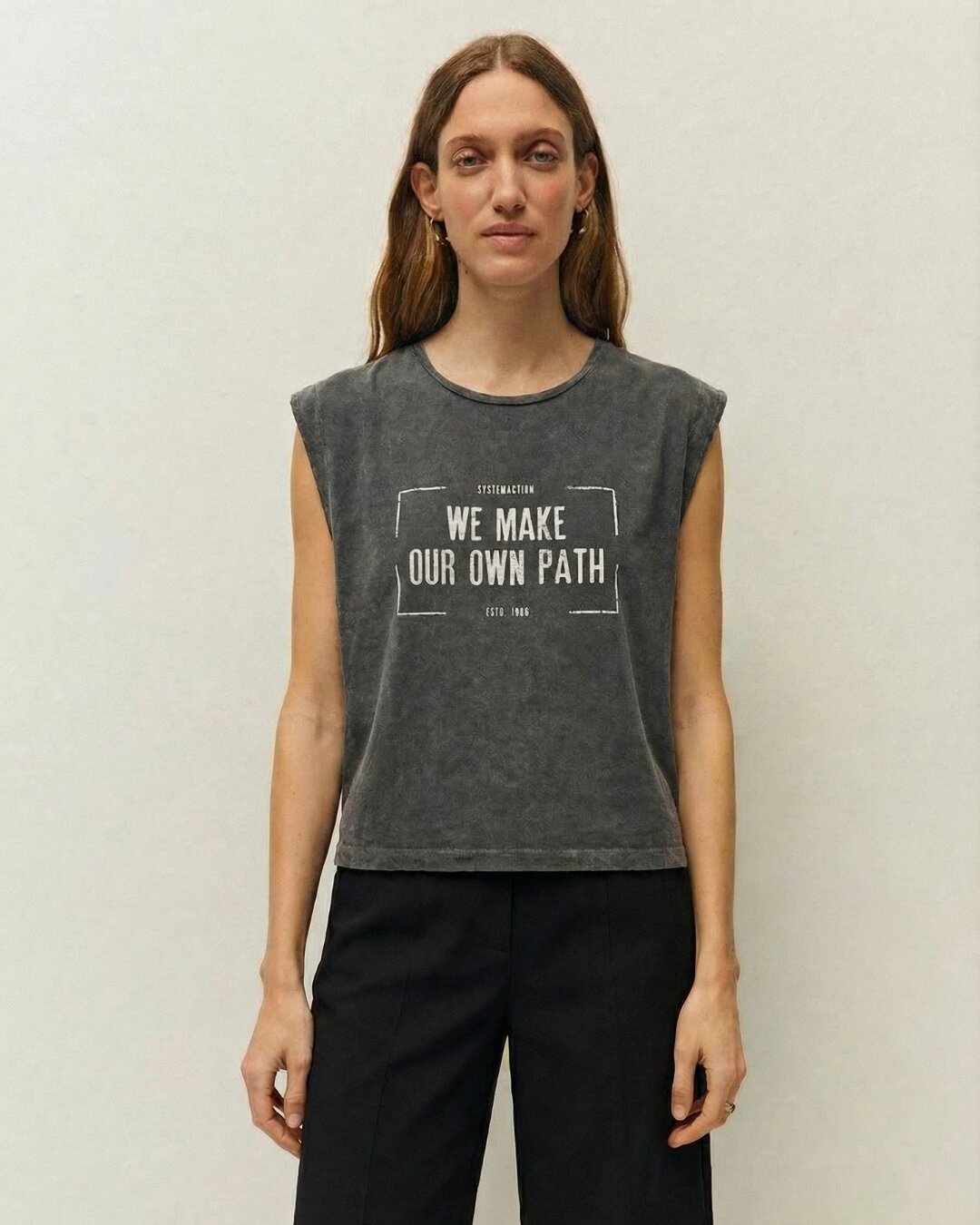 Imagem 0 de T-shirt de Manga Curta e Gola Redonda com Print Posicional na Parte Frontal