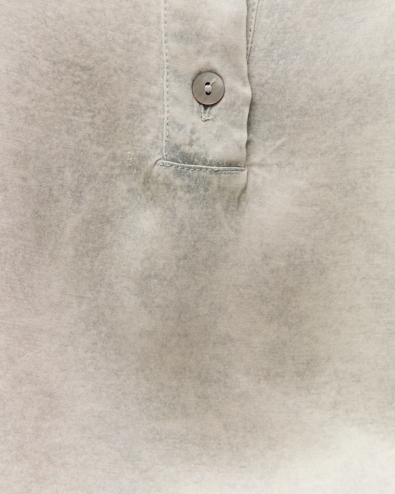 Camisa Fluida Acetinada com Efeito Corrosivo Cinzento-claro-5
