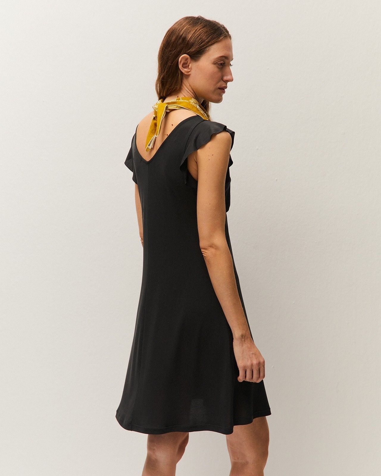 Vestido Curto com Gola em V e Alças com Folho Preto-2