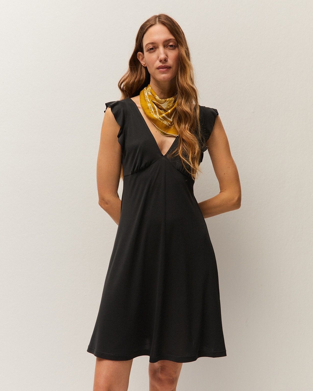 Vestido Curto com Gola em V e Alças com Folho Preto-3