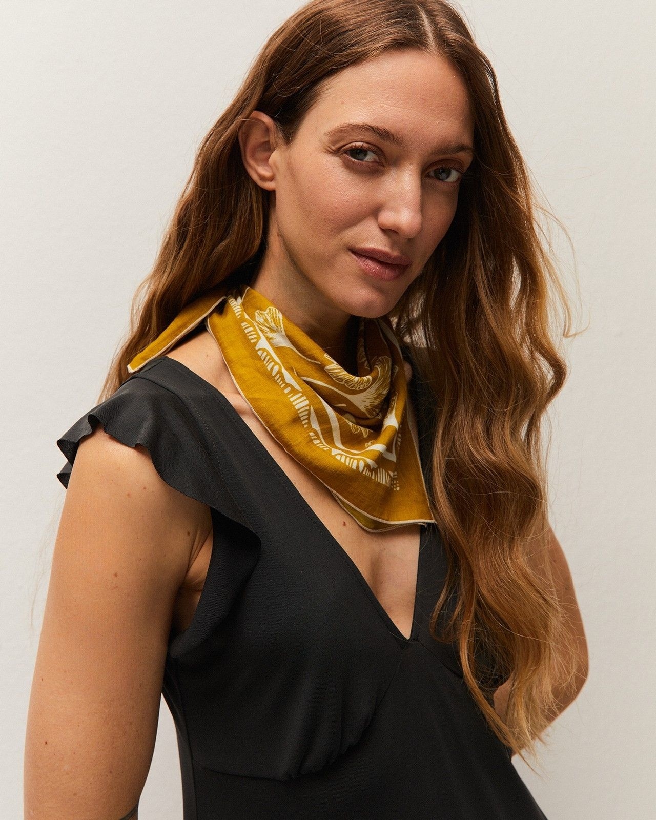 Vestido Curto com Gola em V e Alças com Folho Preto-4