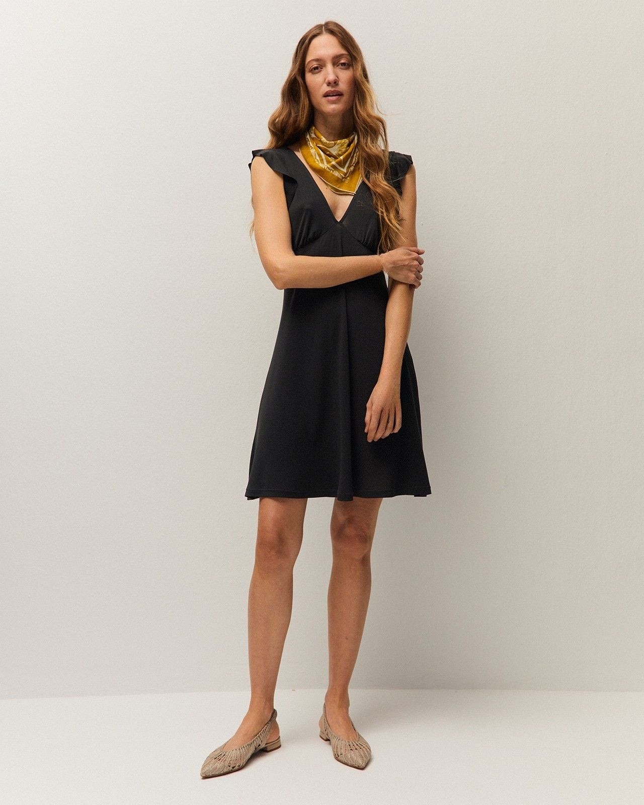 Imagem 0 de Vestido Curto com Gola em V e Alças com Folho