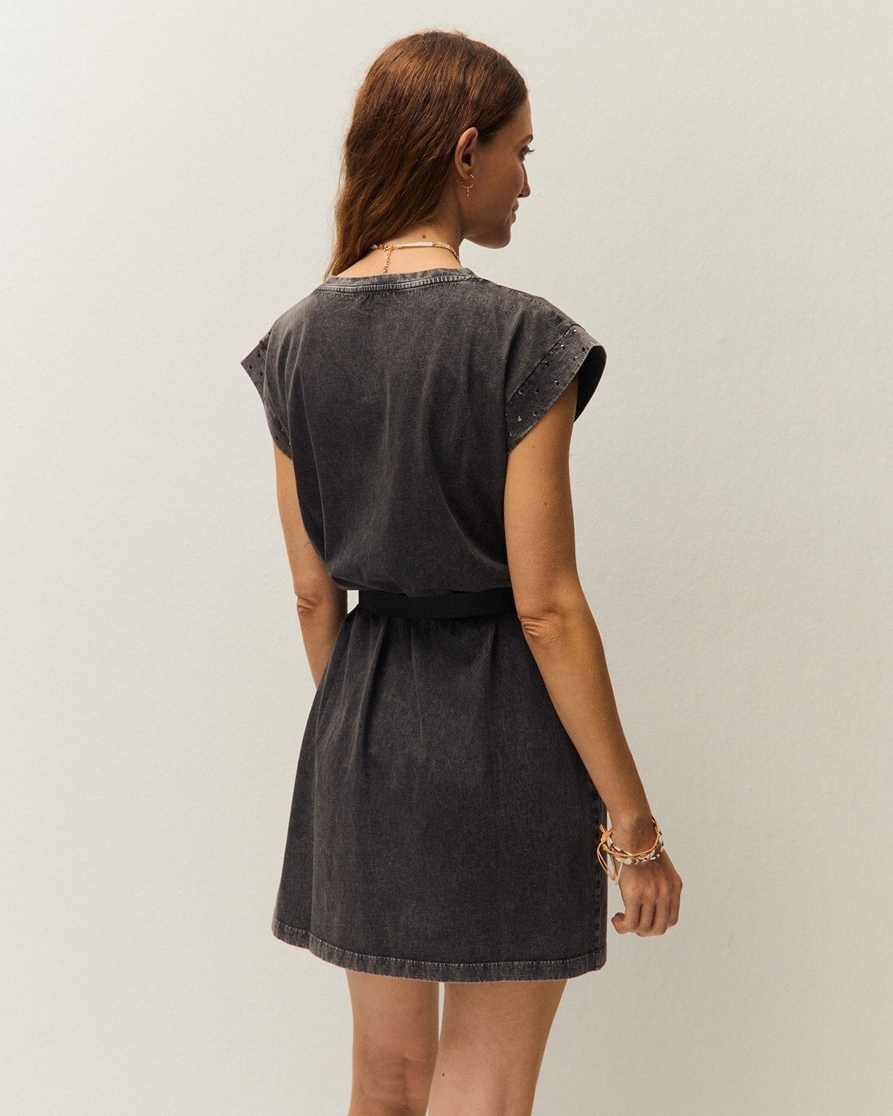 Vestido Midi com Tachas nas Mangas e Abertura Lateral Cinzento-escuro-2