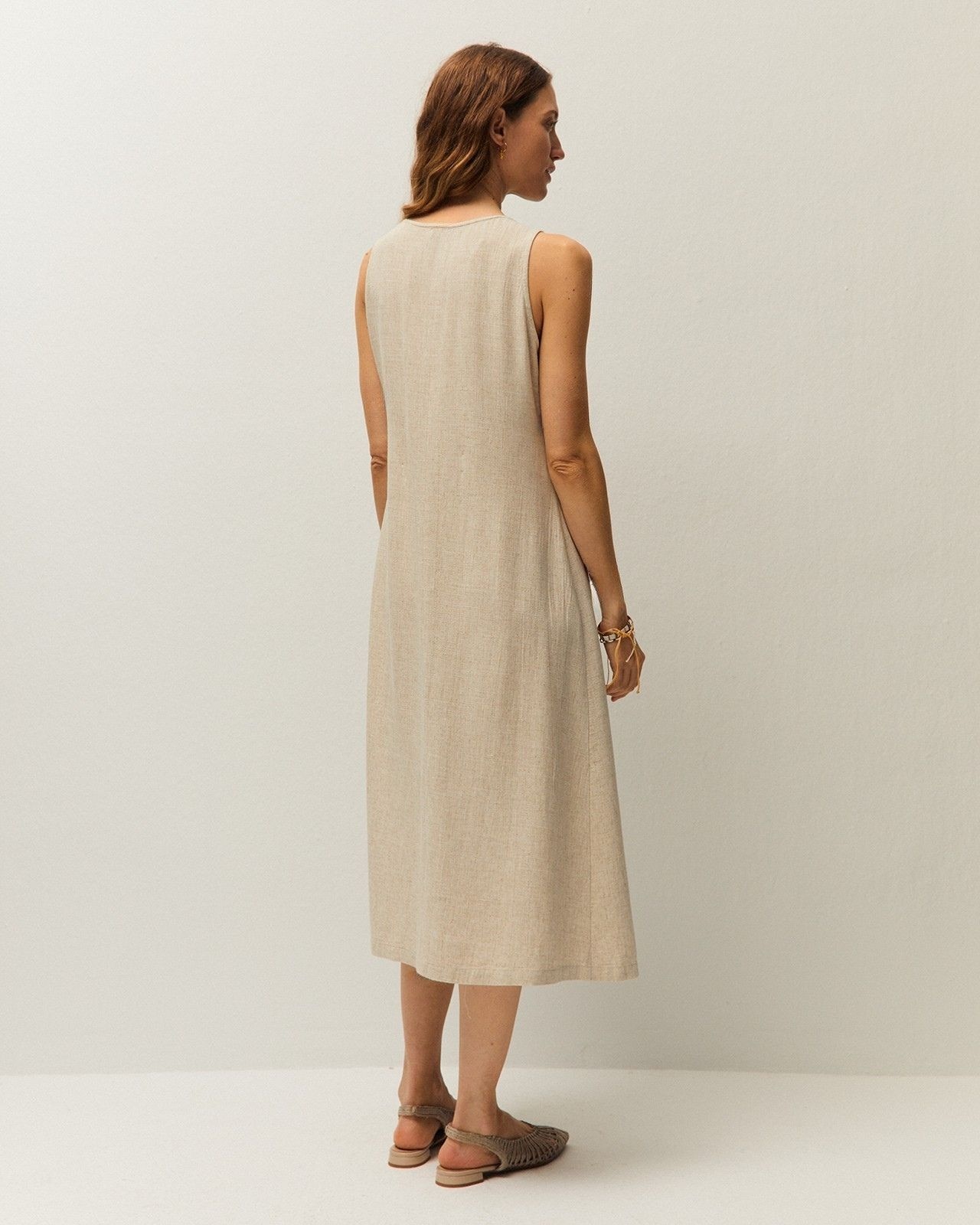 Vestido Midi em Linho com Detalhe de Costura e Botões Bege-2