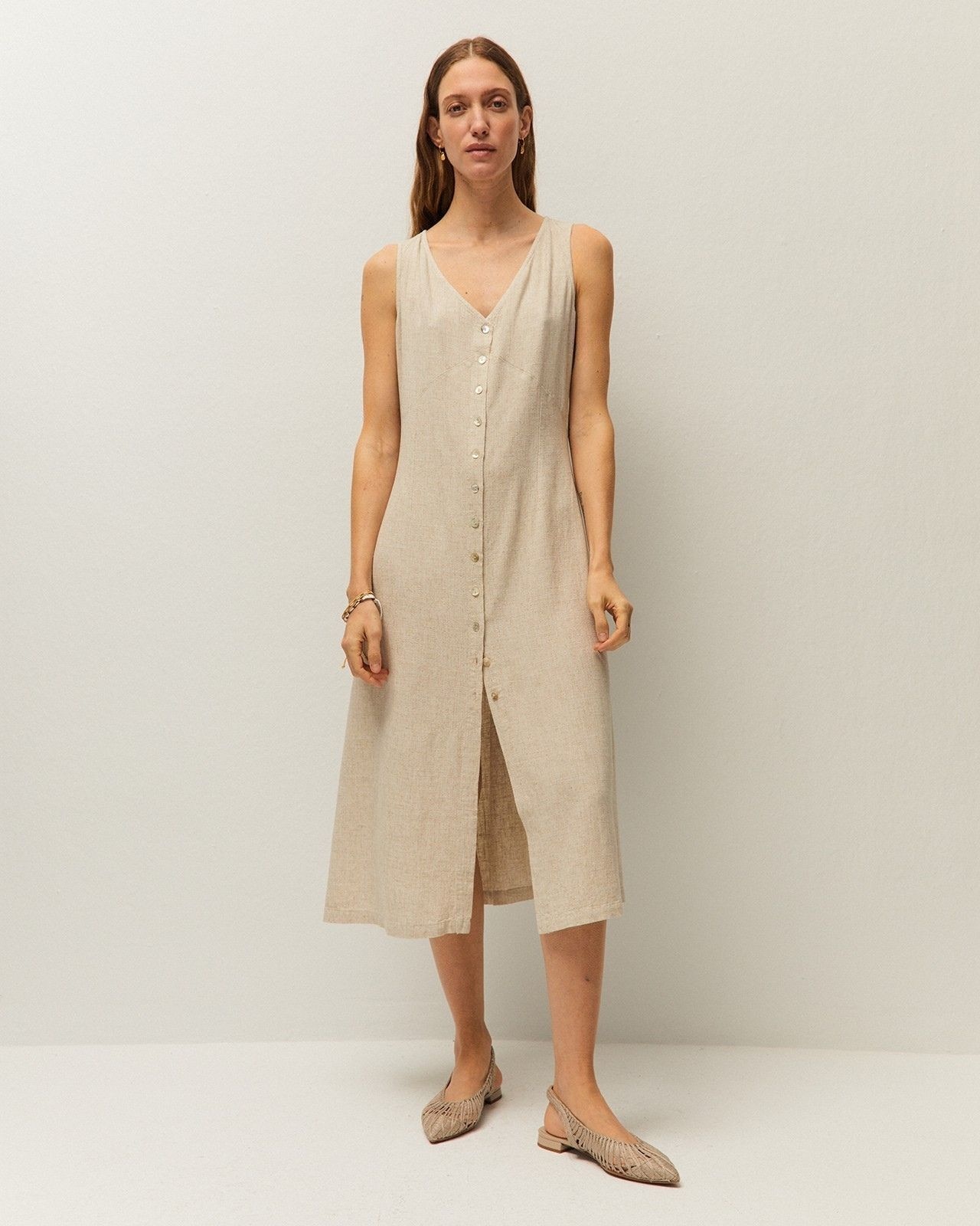 Vestido Midi em Linho com Detalhe de Costura e Botões Bege-3