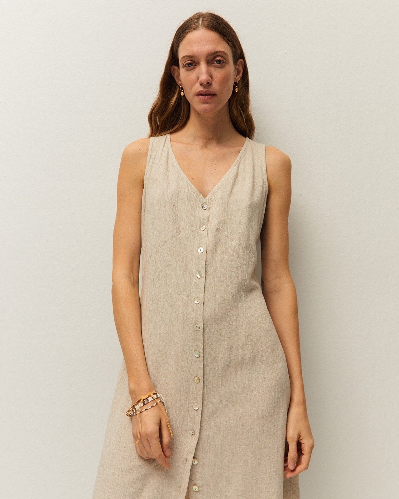 Vestido Midi em Linho com Detalhe de Costura e Botões Bege-4