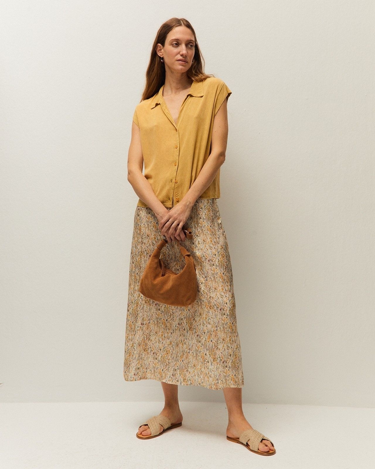 Saia Comprida Evasé com Estampado Floral e Fecho Zip Lateral Mostarda-1