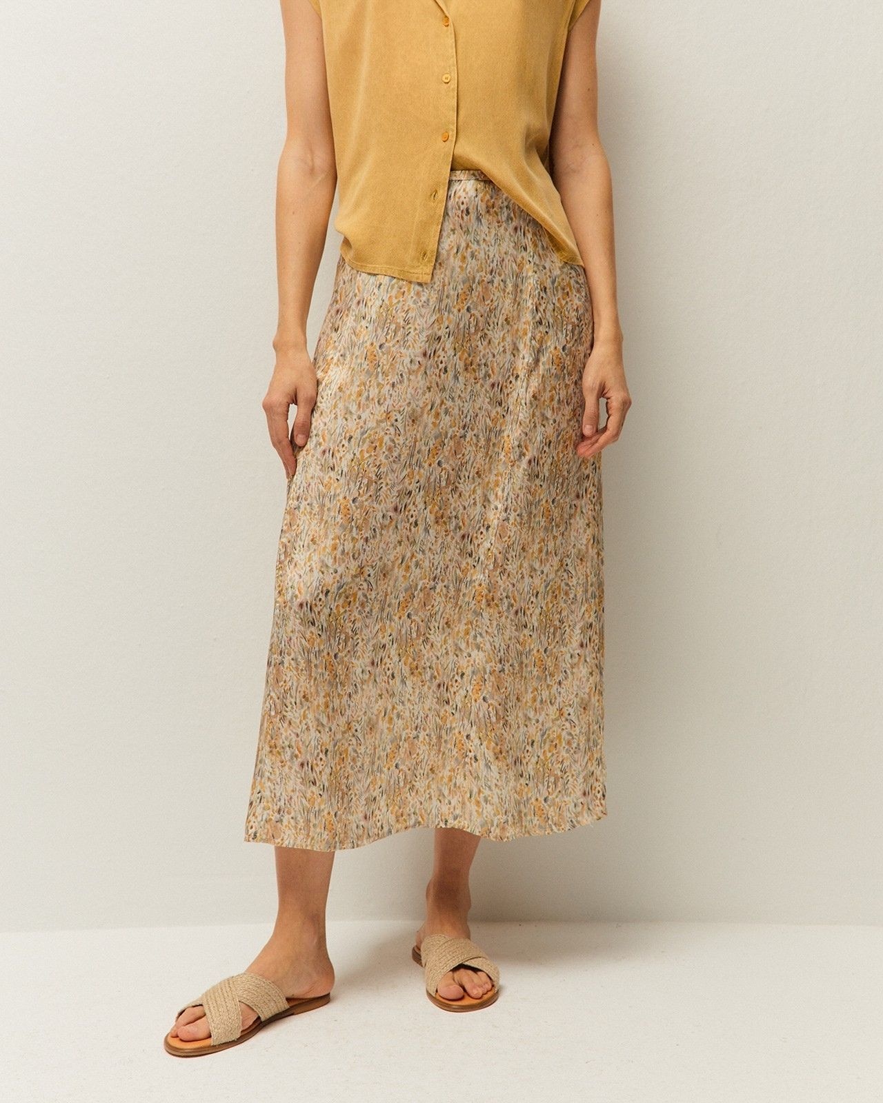 Saia Comprida Evasé com Estampado Floral e Fecho Zip Lateral Mostarda-3
