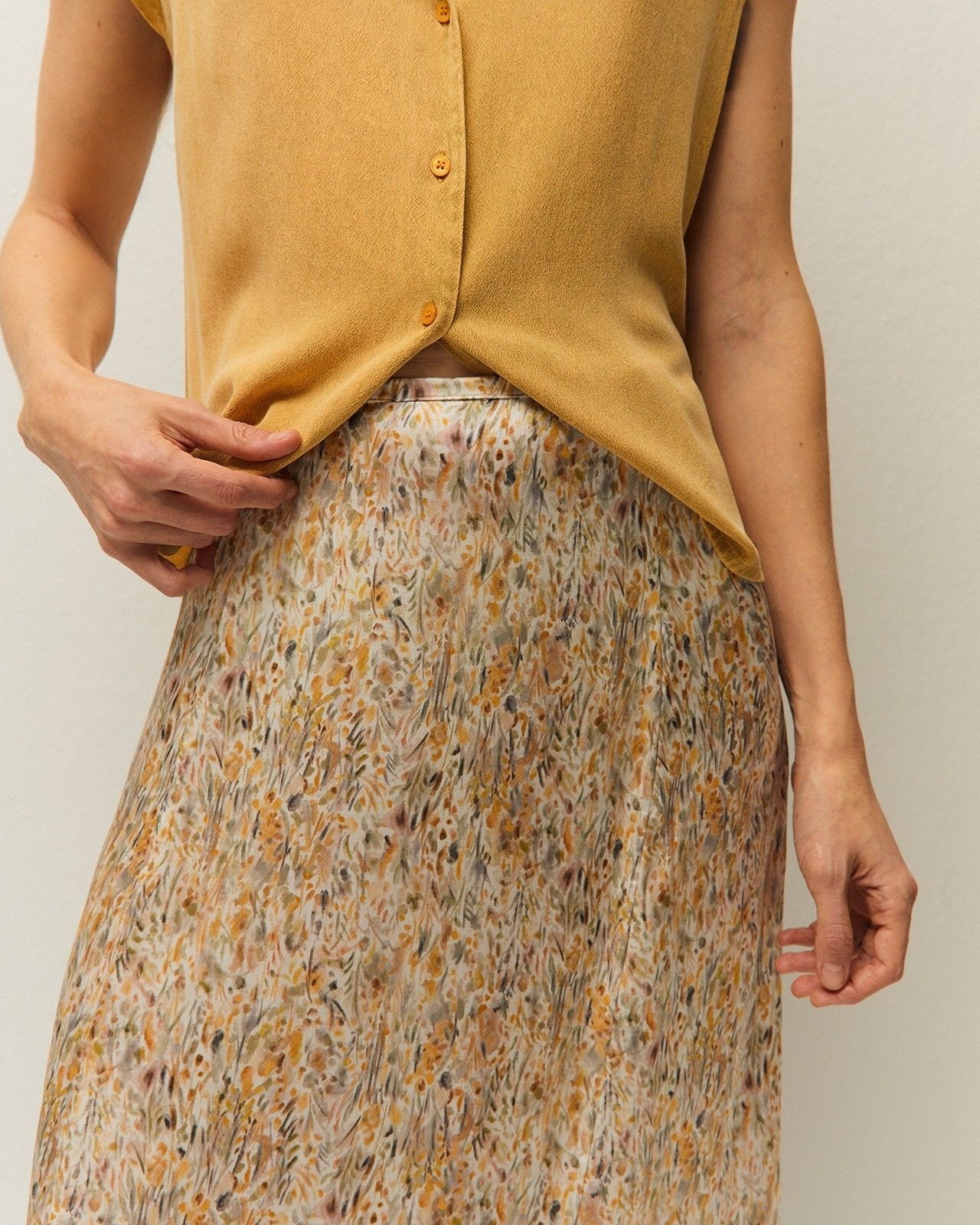 Saia Comprida Evasé com Estampado Floral e Fecho Zip Lateral Mostarda-4
