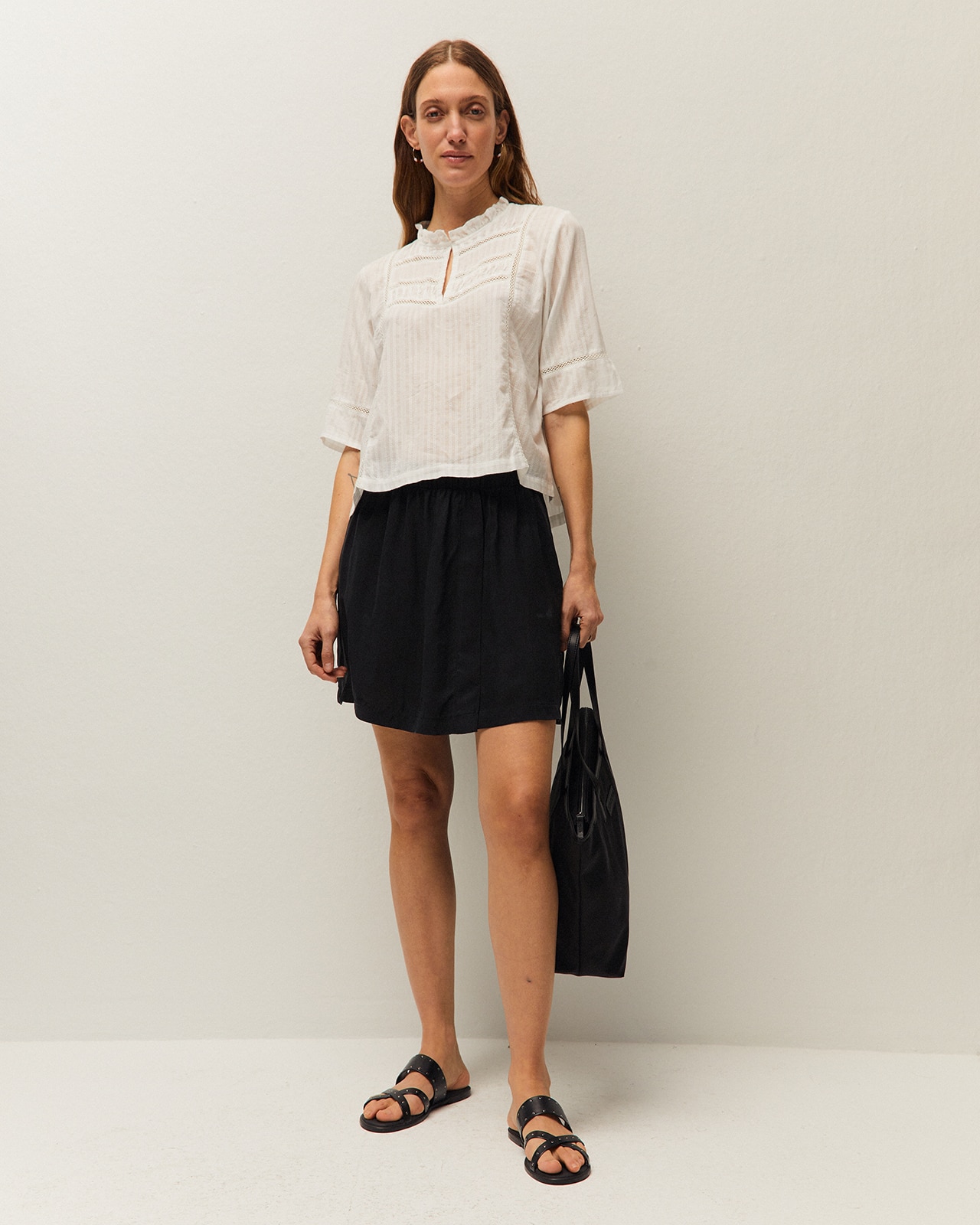 Imagem 0 de Saia Curta em Tecido Cupro com Borracha na Cintura