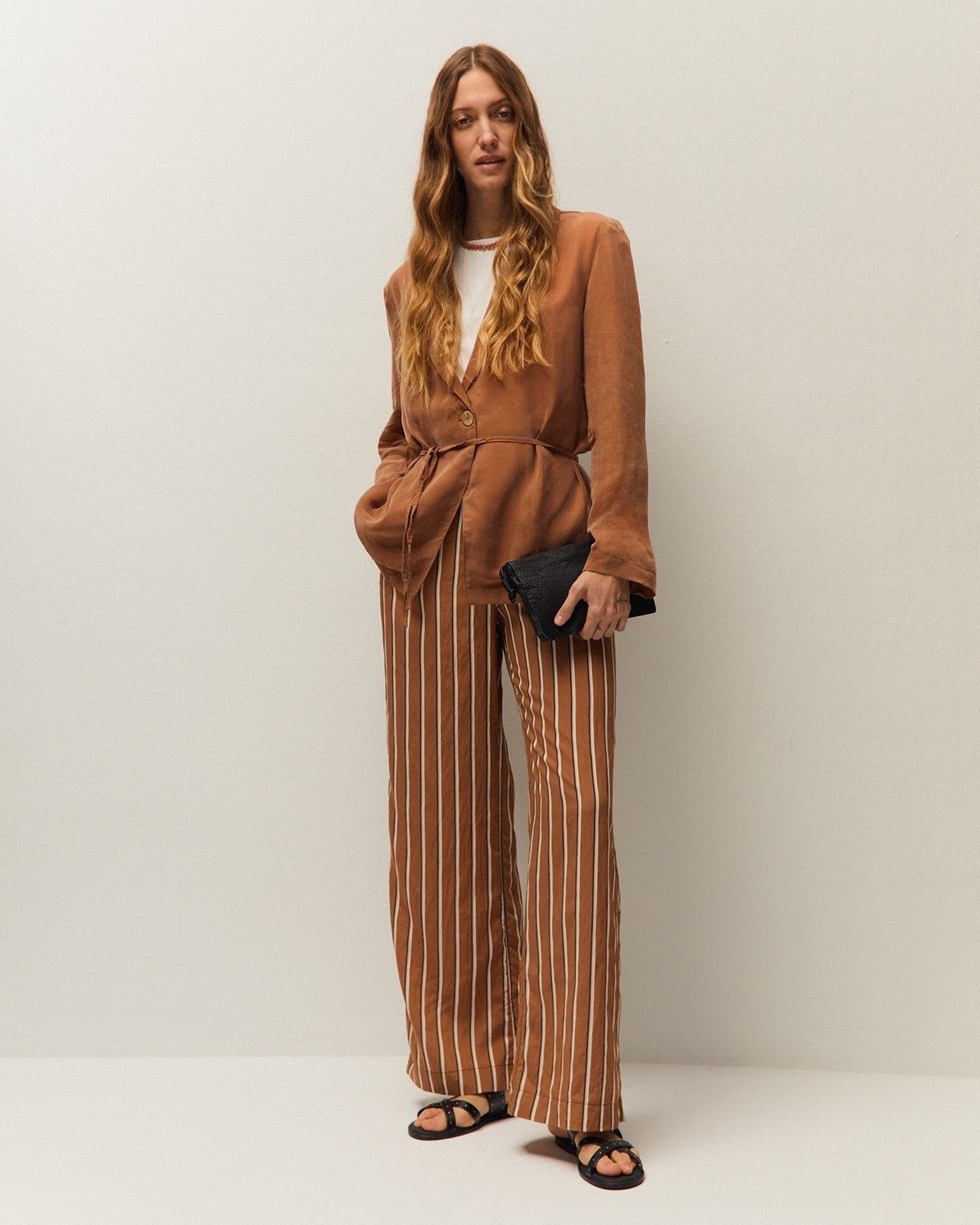 Calças Largas Às Riscas com Bolsos Laterais Camel-1
