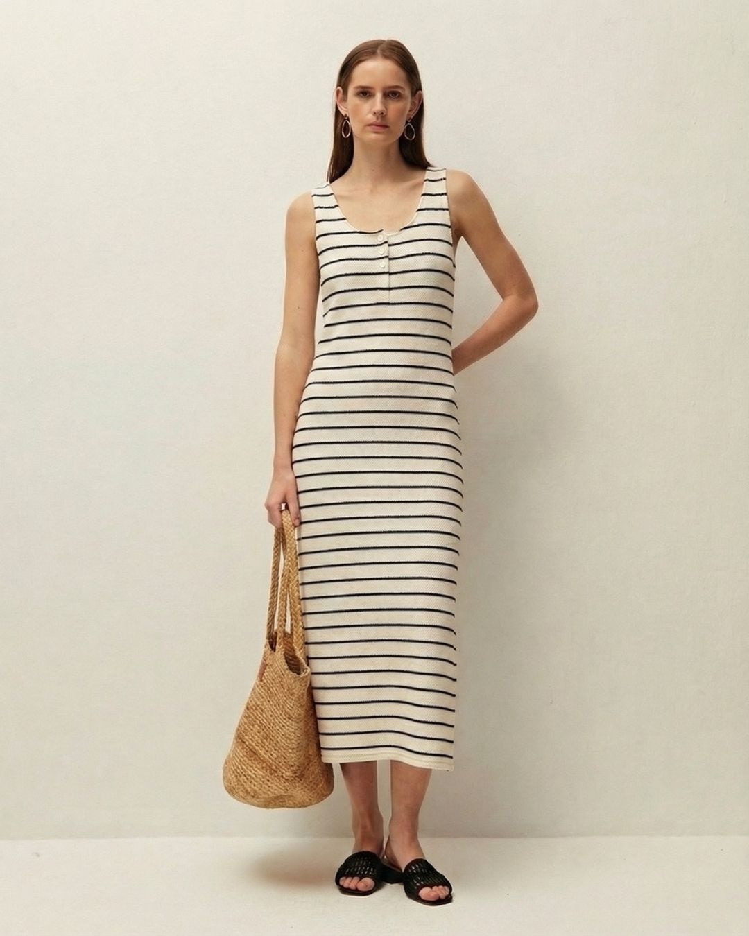 Imagem 0 de Vestido Midi Às Riscas com Gola Redonda e Alças