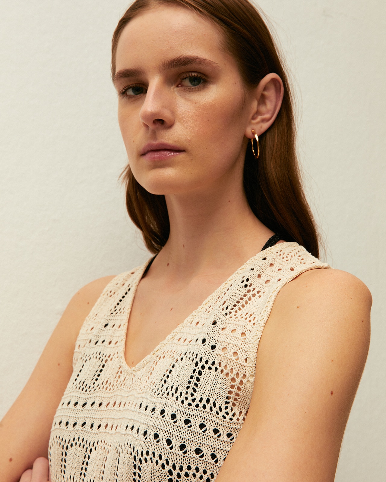 Vestido Midi Perfurado com Gola Redonda e sem Mangas Cru-4