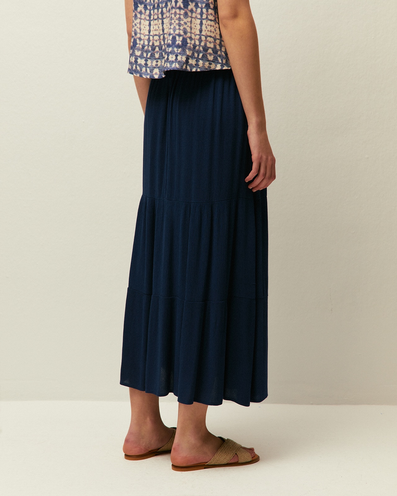 Saia Midi de Bambula com Elástico na Cintura e Detalhe de Três Folhos Azul-marinho-2