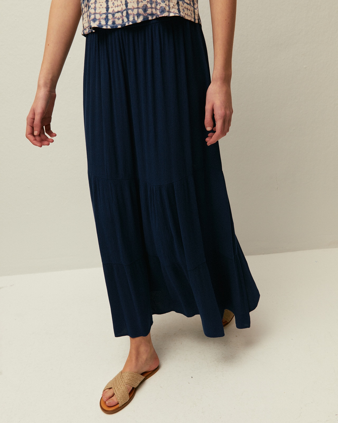 Saia Midi de Bambula com Elástico na Cintura e Detalhe de Três Folhos Azul-marinho-3