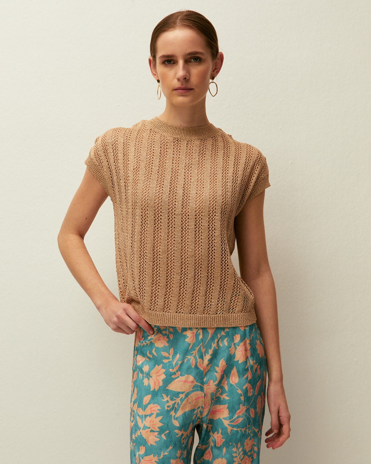 Imagem 0 de Colete Perfurado com Gola Redonda e Manga Curta em Tecido de Malha com Lurex