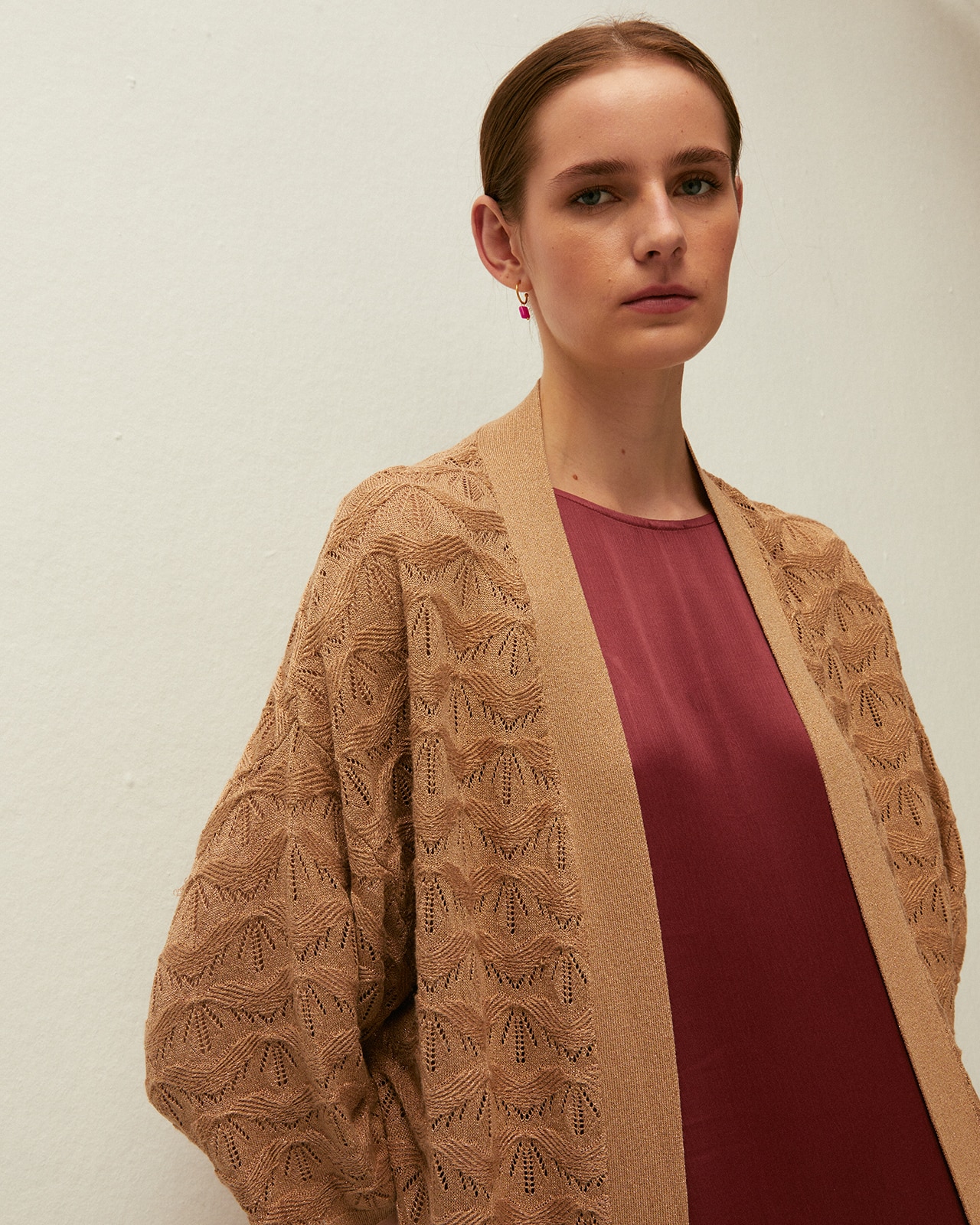 Sobrecamisa Tipo Kimono de Malha Perfurada com Acabamentos em Rib Ouro-4