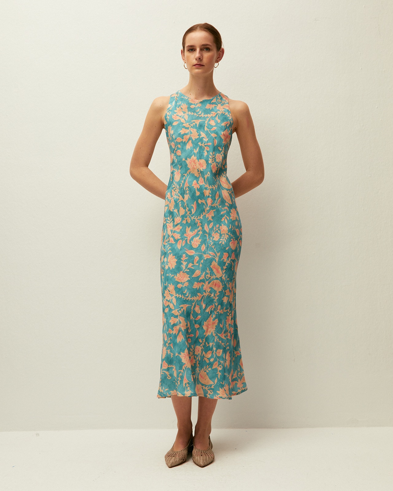 Vestido Comprido com Gola Redonda Fechada e Alças Verde Água-1