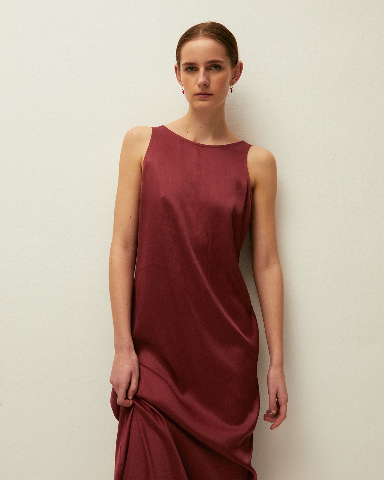 Vestido Comprido com Gola Redonda Fechada e Alças. Tecido com Textura Grená-3
