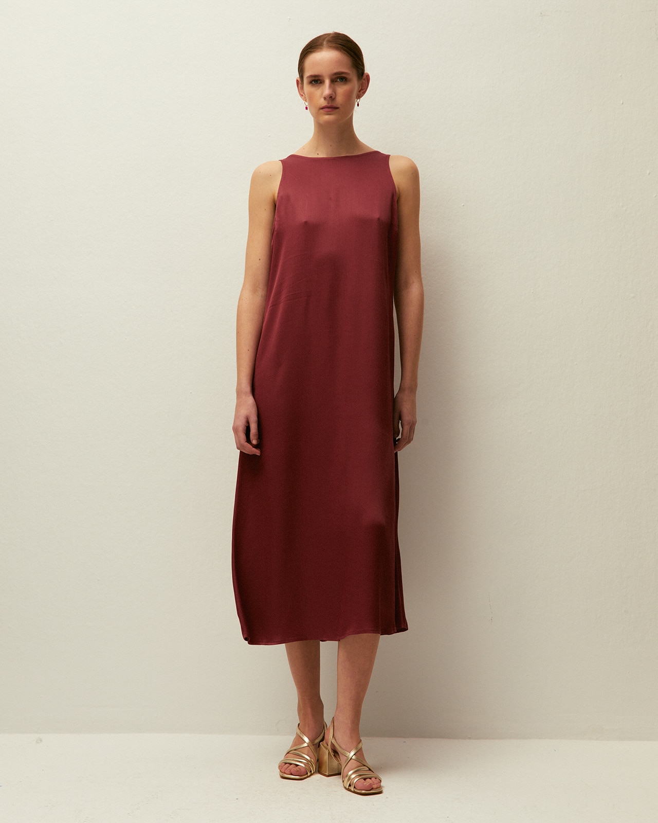 Vestido Comprido com Gola Redonda Fechada e Alças. Tecido com Textura Grená-1