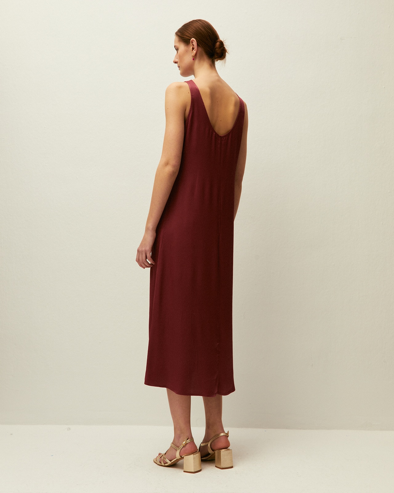 Vestido Comprido com Gola Redonda Fechada e Alças. Tecido com Textura Grená-2