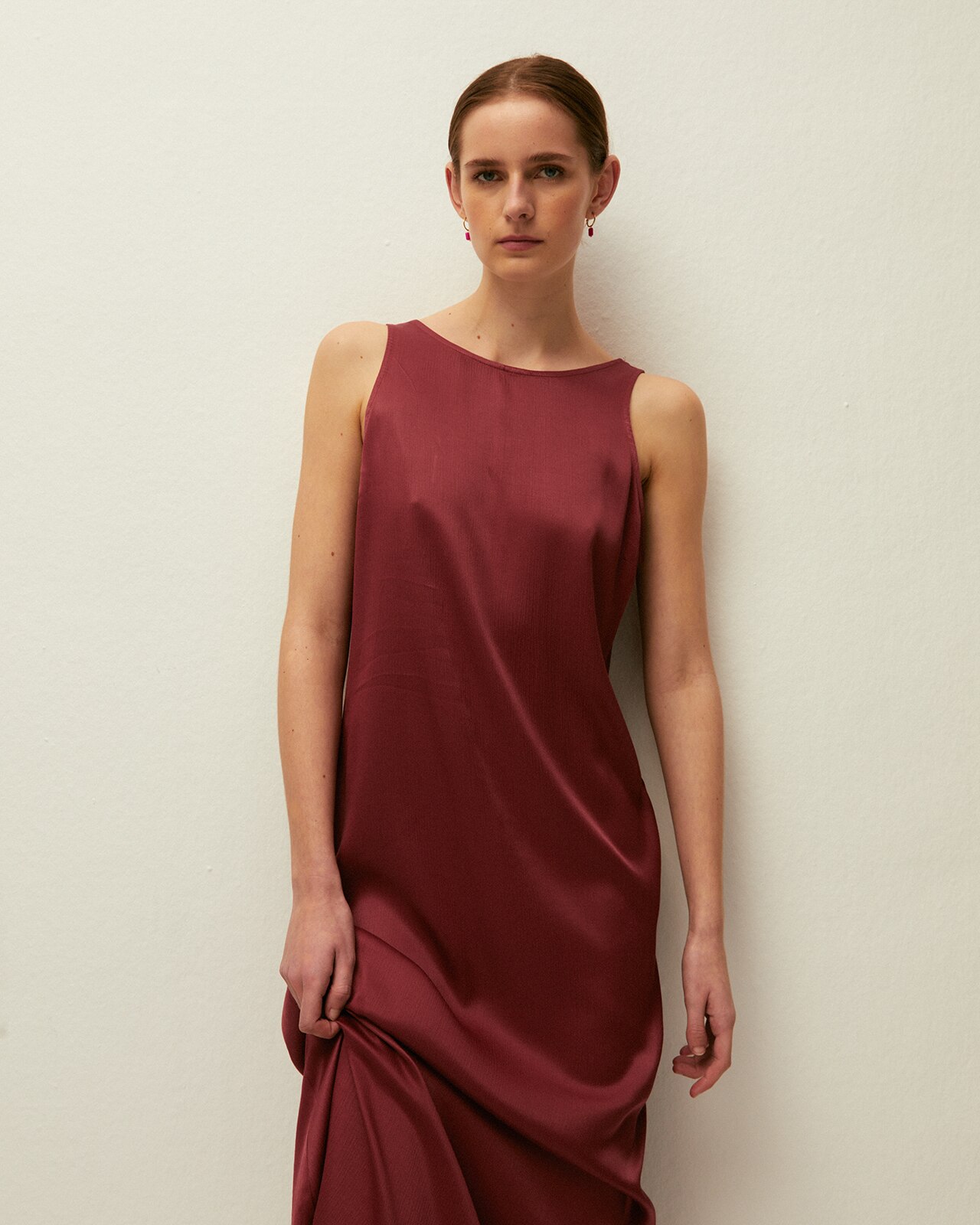 Vestido Comprido com Gola Redonda Fechada e Alças. Tecido com Textura Grená-3