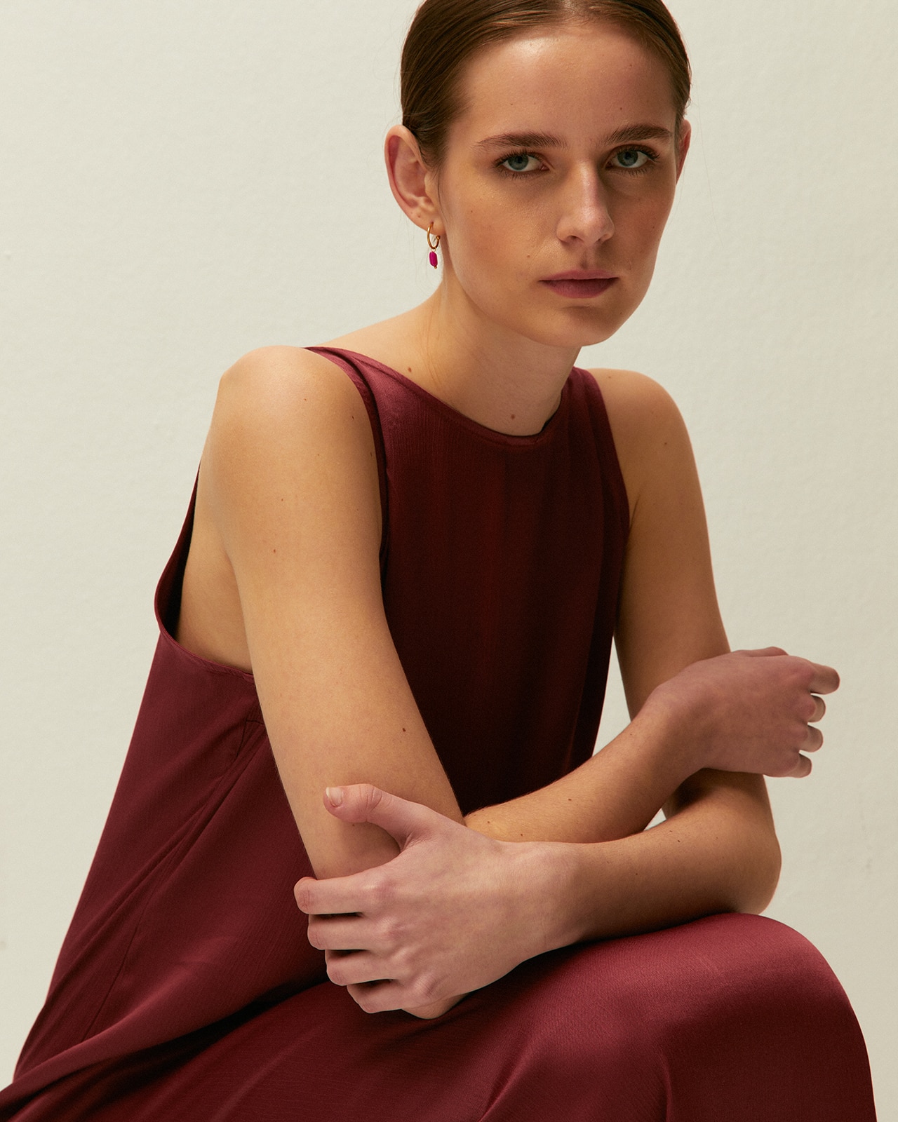 Vestido Comprido com Gola Redonda Fechada e Alças. Tecido com Textura Grená-4