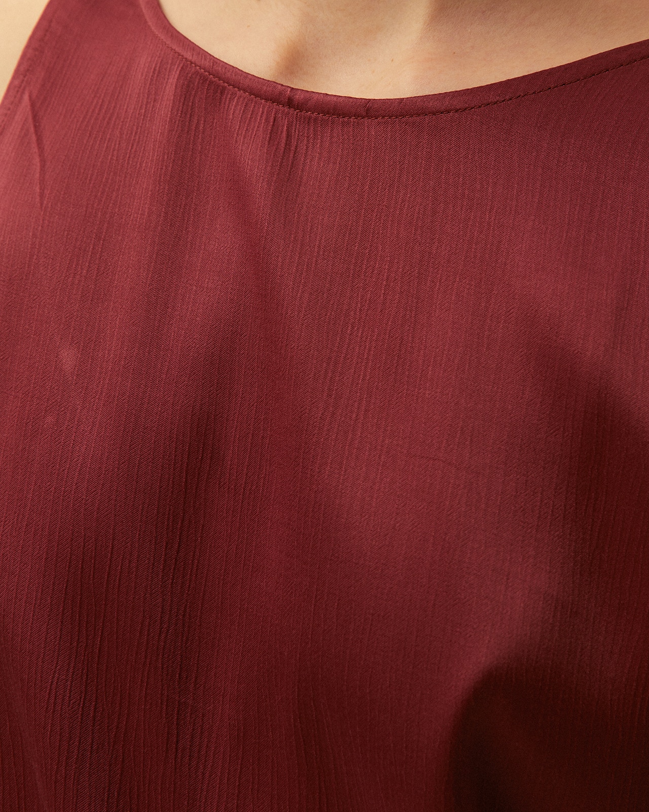 Vestido Comprido com Gola Redonda Fechada e Alças. Tecido com Textura Grená-5