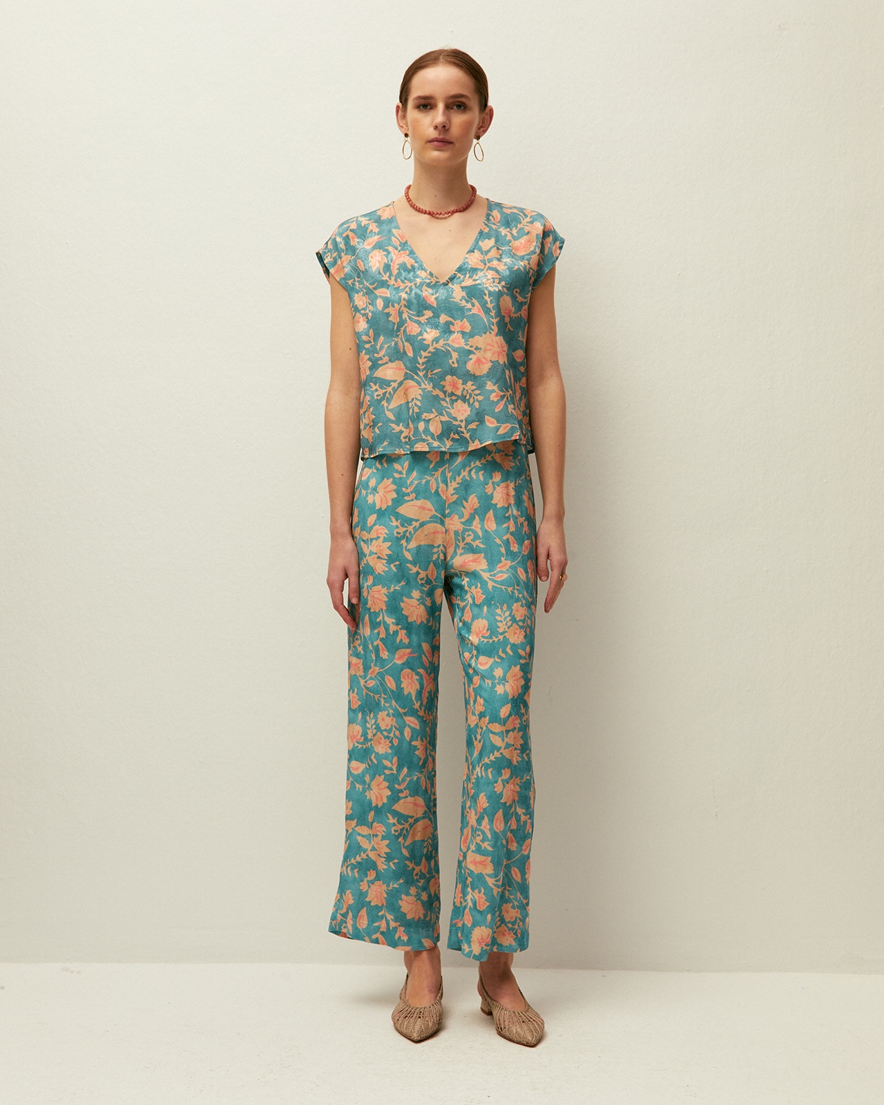 Imagem 0 de Calças com Corte a Direito Tipo Capri com Pinças Frontais e Estampado Floral