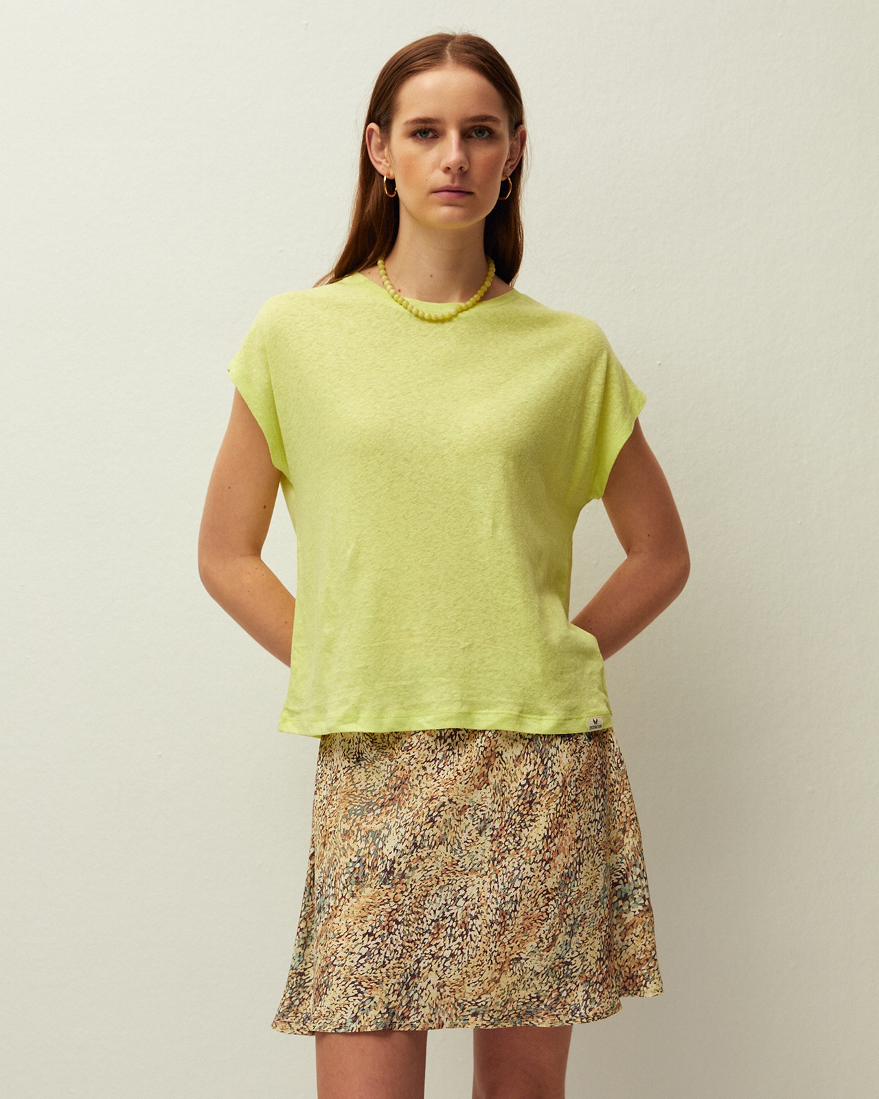 Imagem 0 de T-shirt de Linho com Decote Redondo e Manga Curta