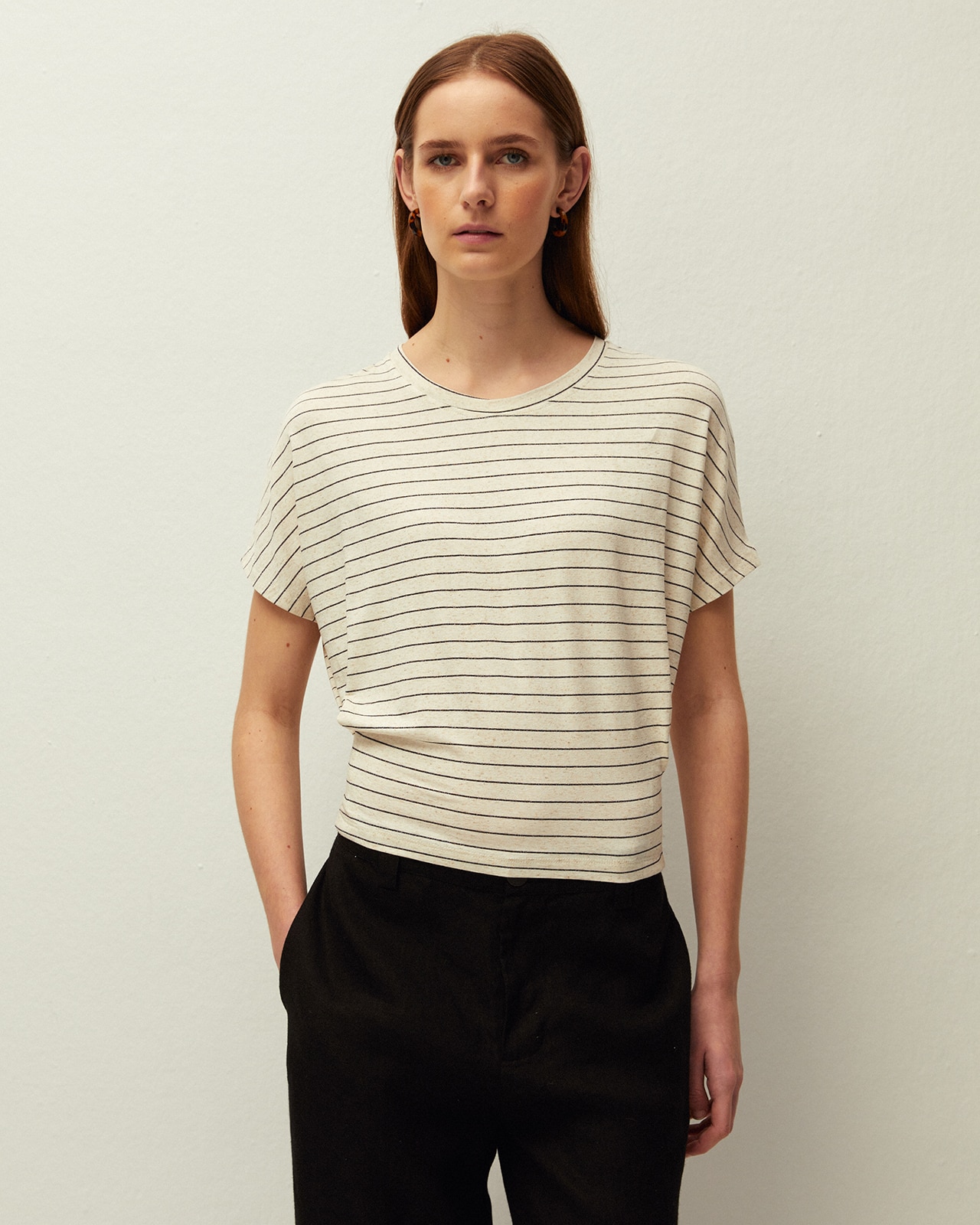 Imagem 0 de T-shirt Às Riscas Ajustada na Bainha com Decote Redondo e Manga Curta