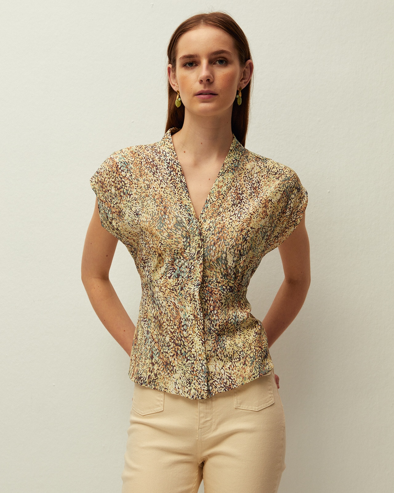 Imagem 0 de Camisa com Estampado de Mini Bolinhas. Detalhe de Costura e Cinto Sob o Peito