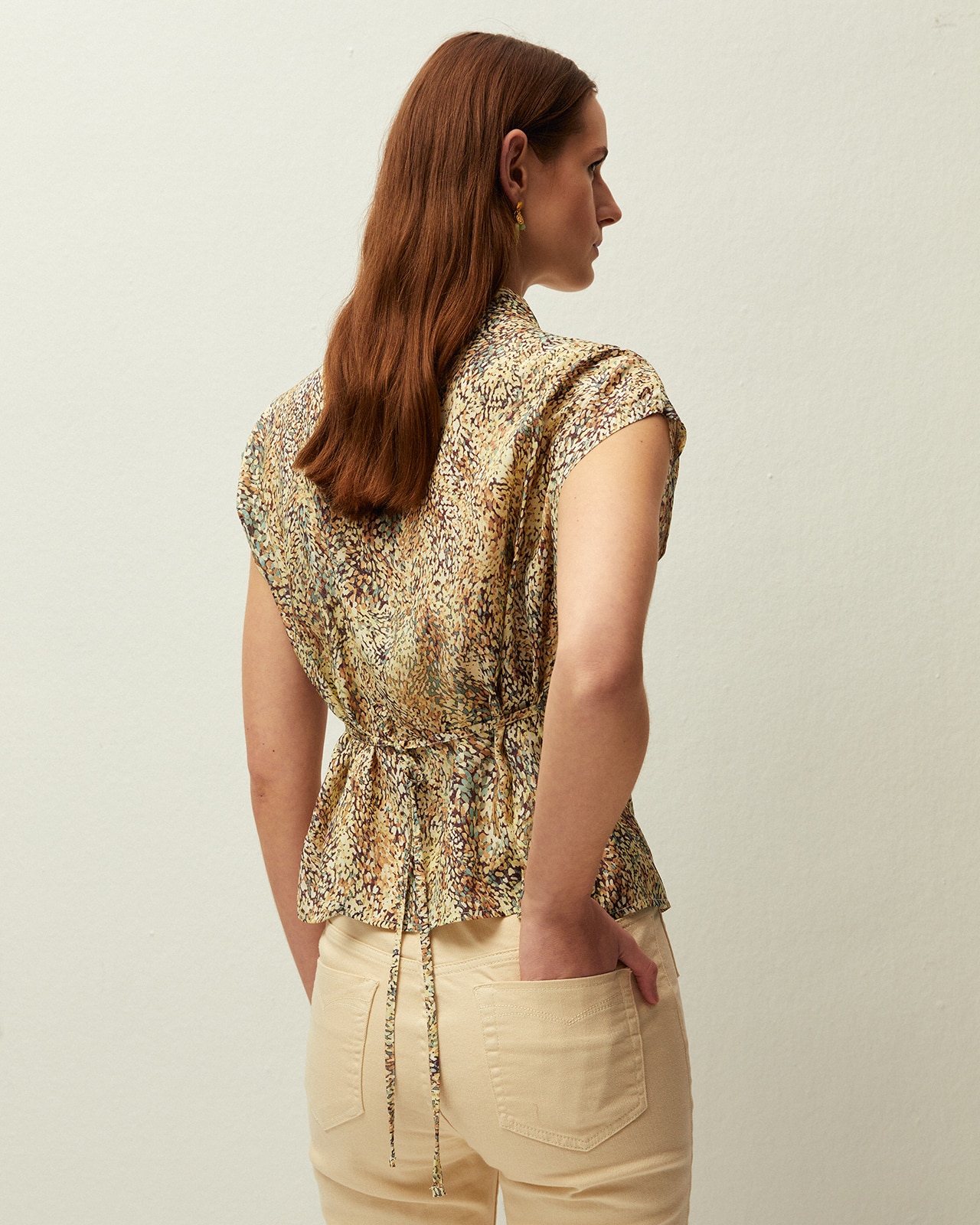 Camisa com Estampado de Mini Bolinhas. Detalhe de Costura e Cinto Sob o Peito Multicolor-2