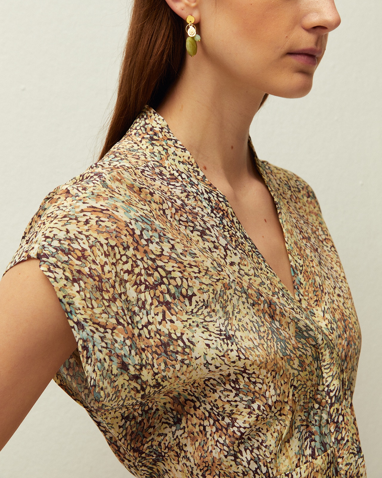 Camisa com Estampado de Mini Bolinhas. Detalhe de Costura e Cinto Sob o Peito Multicolor-4