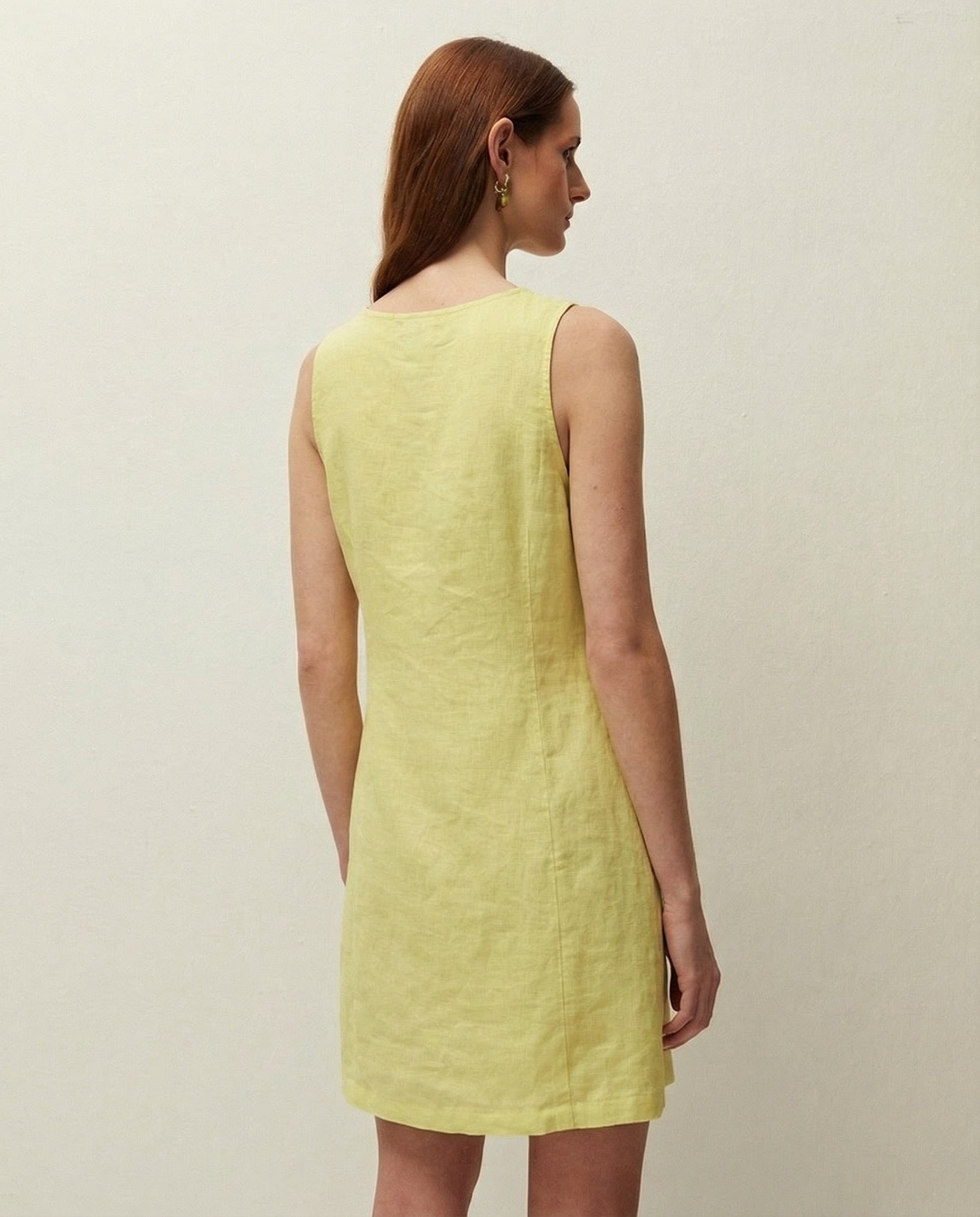 Vestido Curto de Linho com Decote Redondo e sem Mangas Amarelo-2