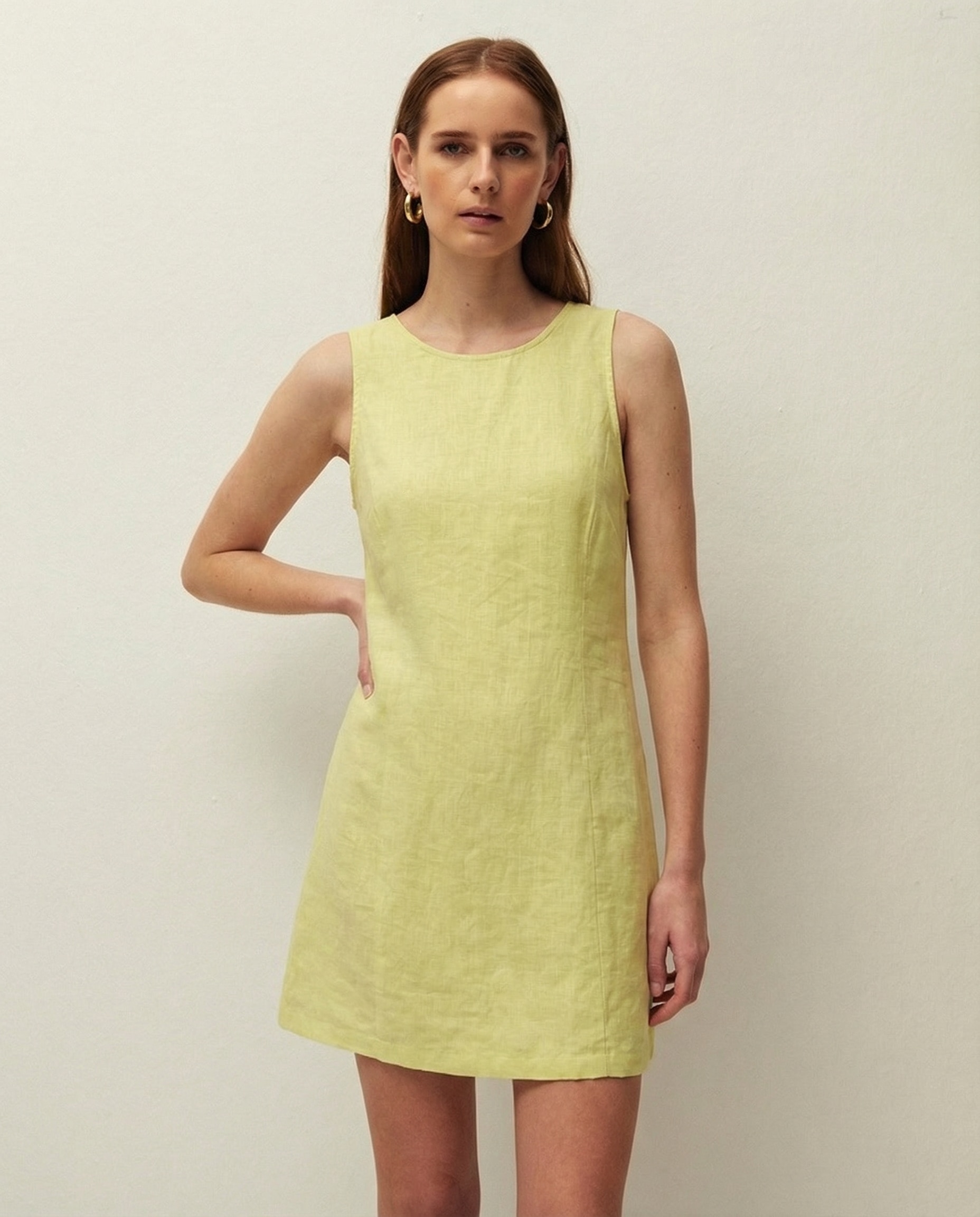 Vestido Curto de Linho com Decote Redondo e sem Mangas Amarelo-3