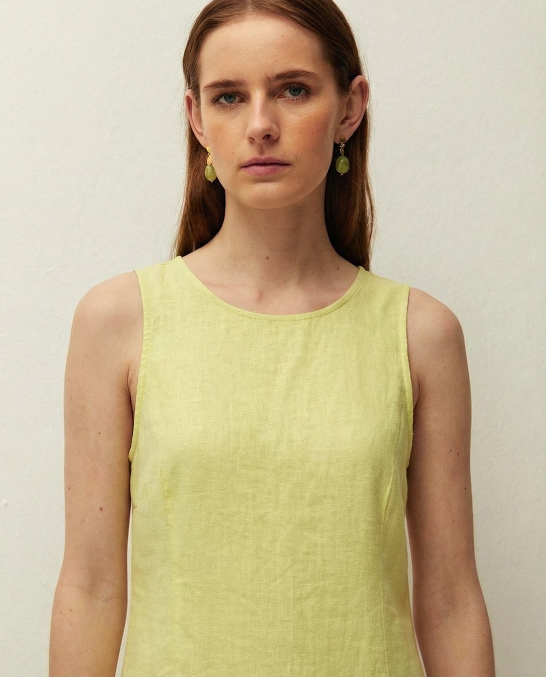 Vestido Curto de Linho com Decote Redondo e sem Mangas Amarelo-4