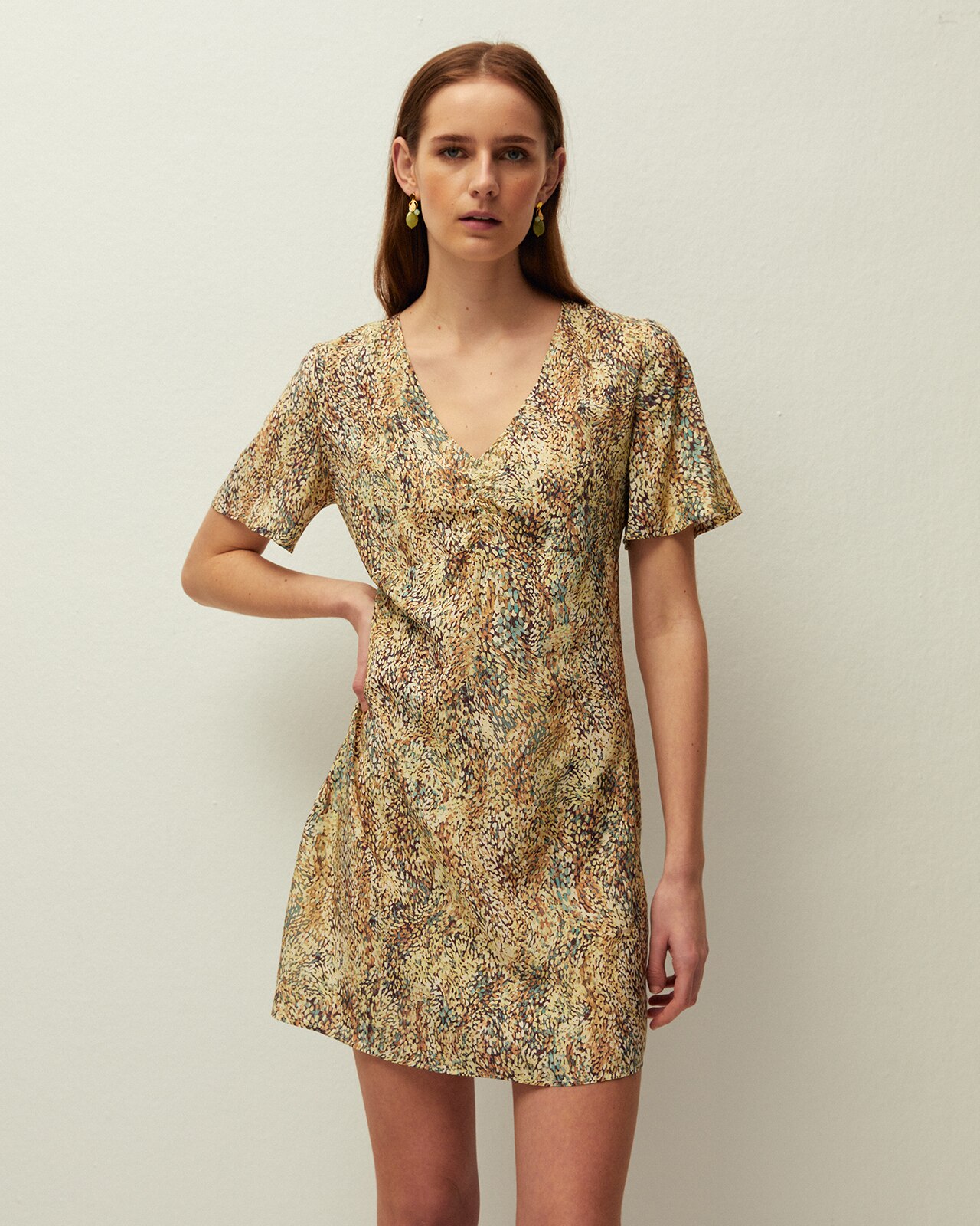 Vestido Curto com Detalhe de Costura e Franzido Sob o Peito Multicolor-3