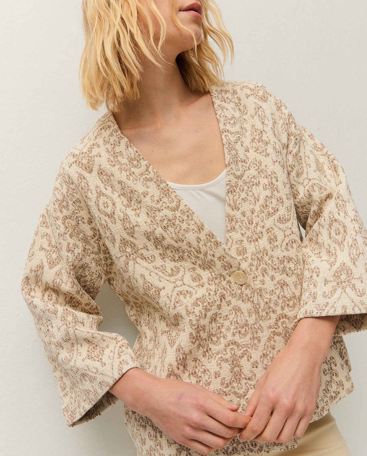 Casaco Tipo Kimono Confecionado em Tecido Jacquard Natural-4