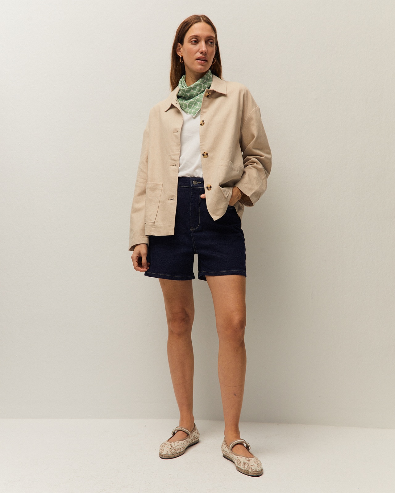 Imagem 0 de Short Jeans com Bolsos e Fecho com Botão e Fecho Zip