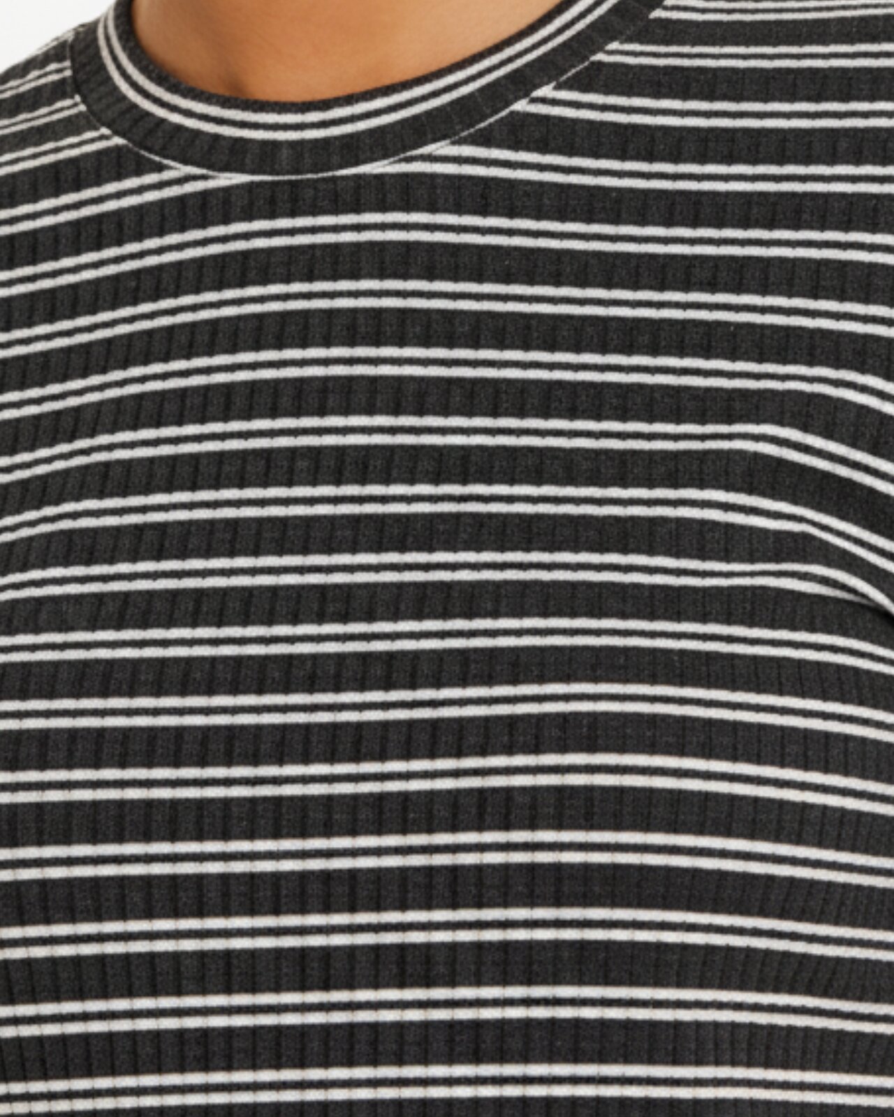 T-shirt Perfurada com Decote Redondo Preto / Branco-5