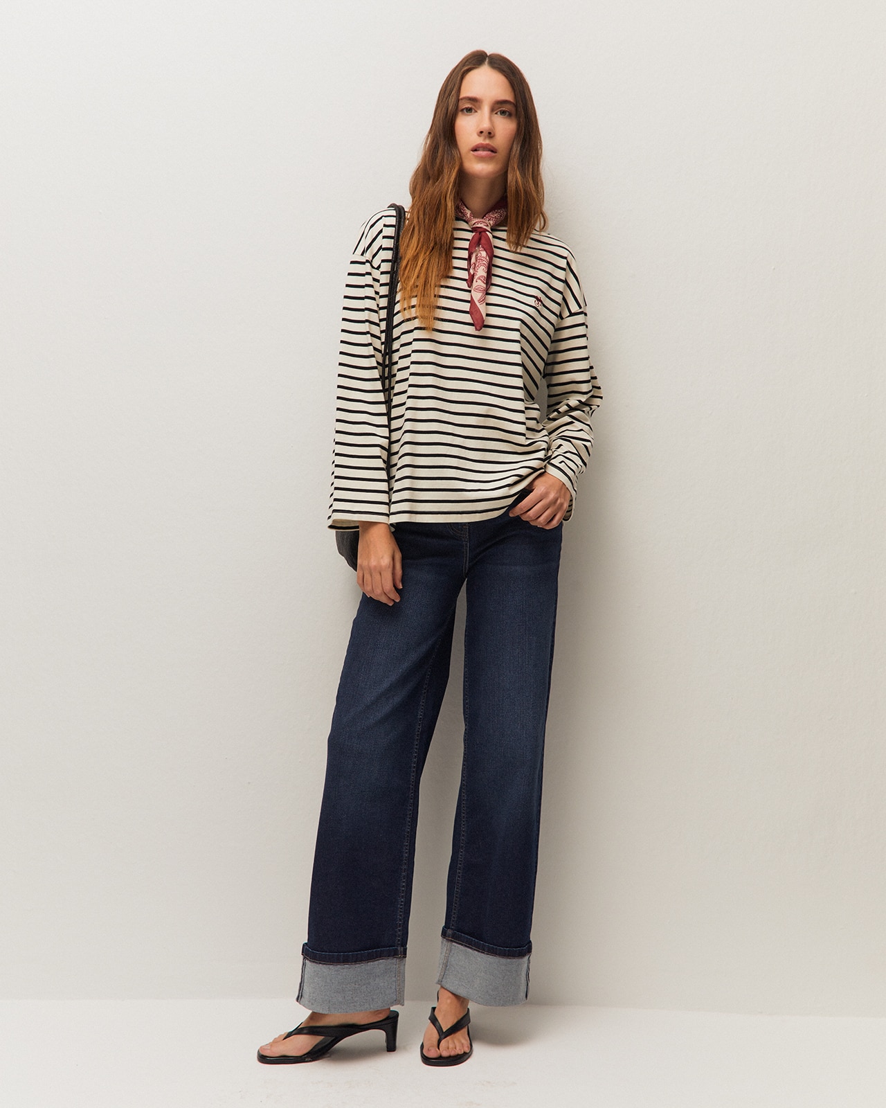 Imagem 0 de T-shirt Oversize com Decote Redondo e Manga Comprida