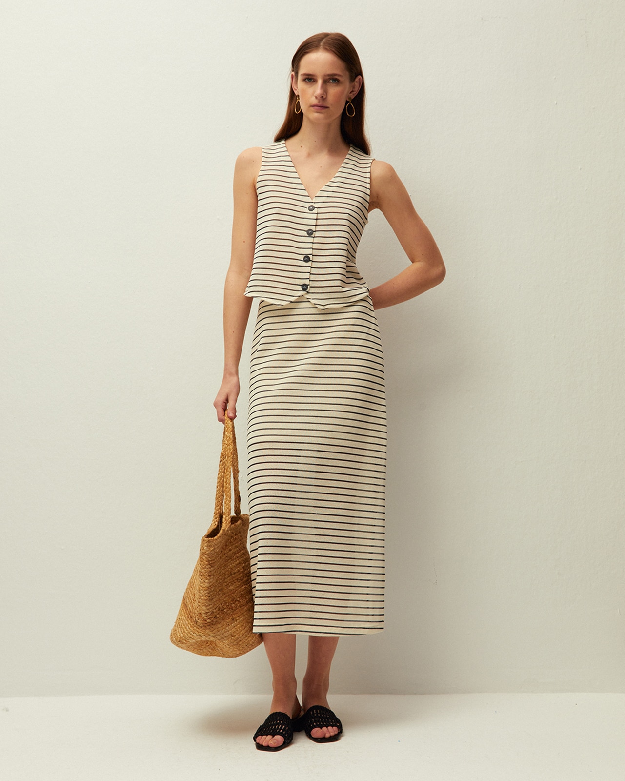 Imagem 0 de Saia Midi Perfurada com Borracha na Cintura e Detalhe de Abertura na Costura Lateral