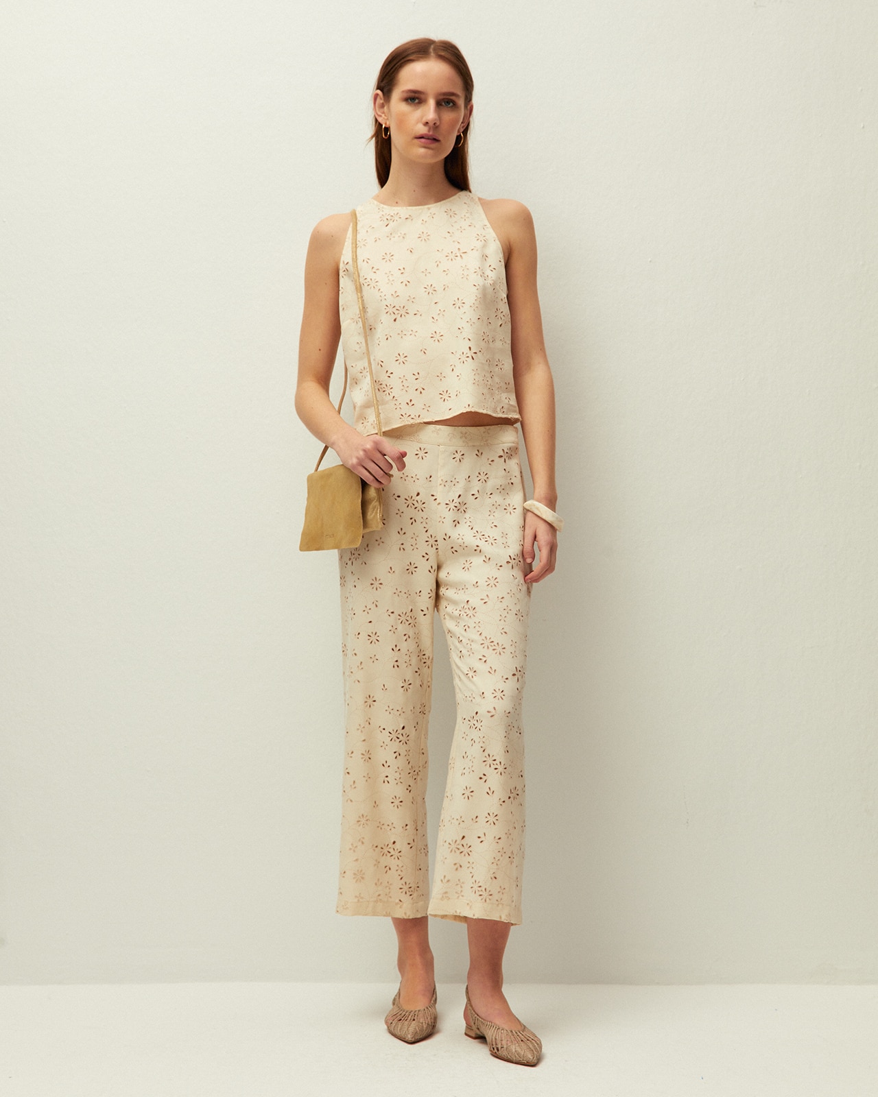 Top com Decote Halter e de Tecido Perfurado Cru-3