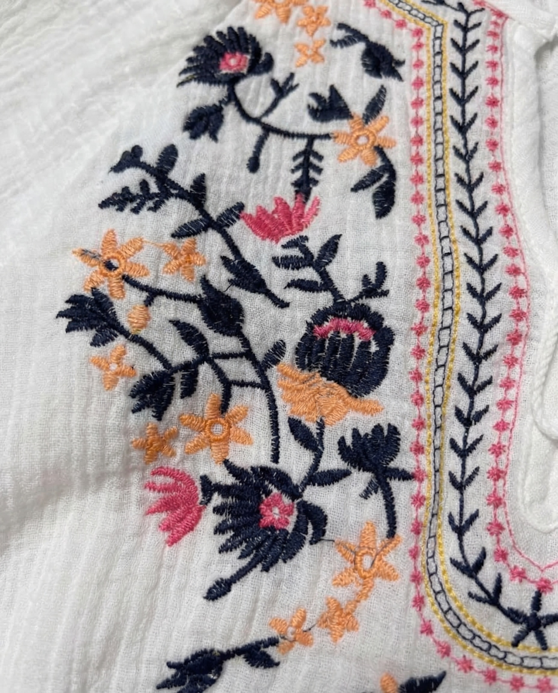 Camisa Bordada e com Decote Mao Branco-5