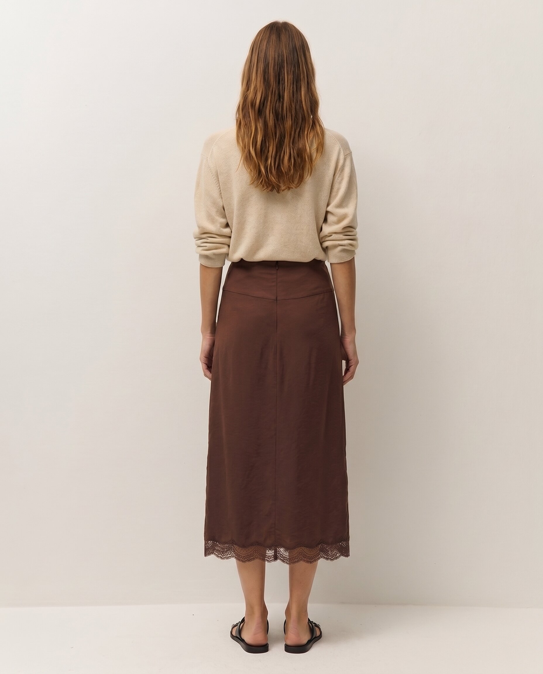 Saia Midi Lace com Detalhes de Renda na Bainha Castanho-2