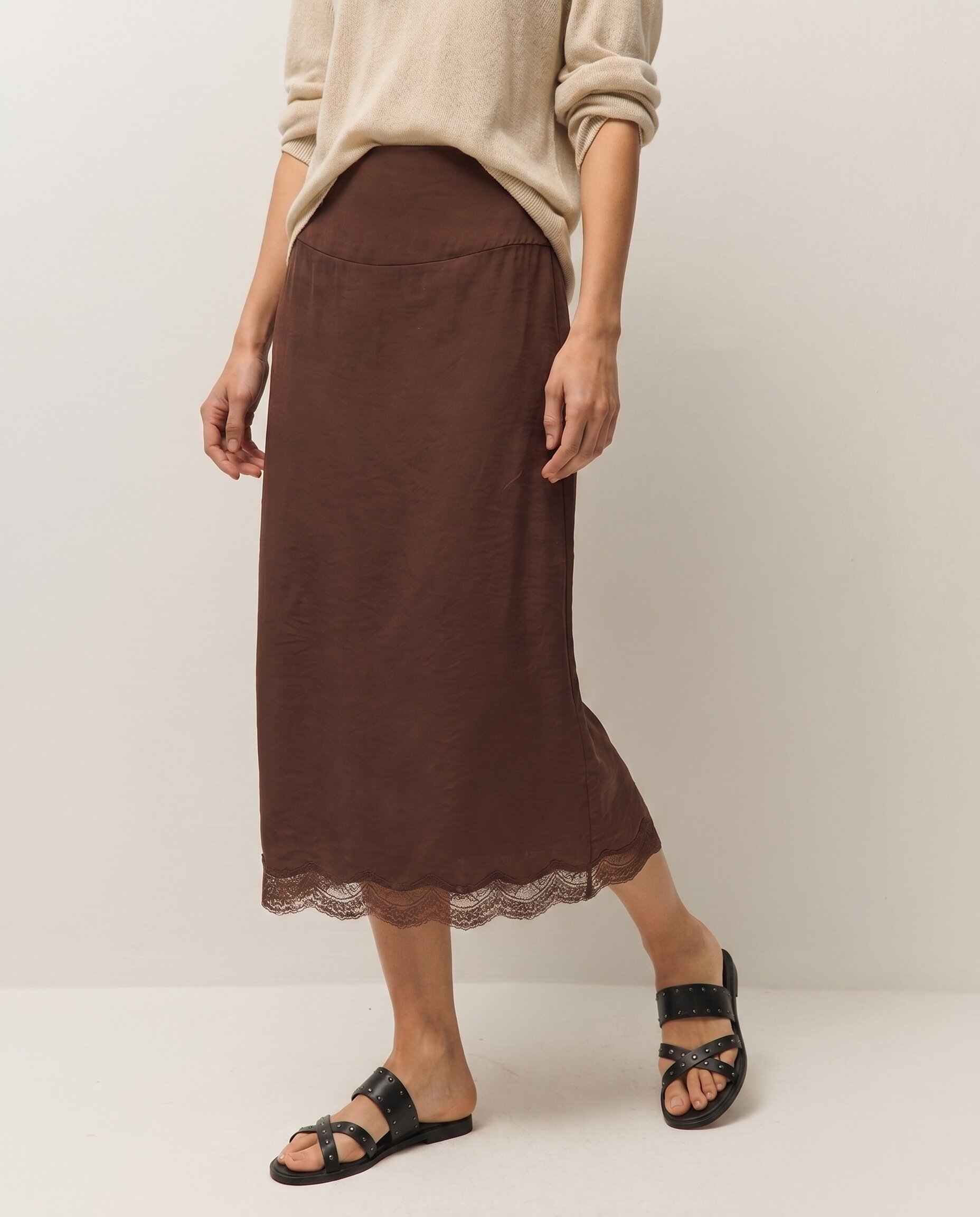 Saia Midi Lace com Detalhes de Renda na Bainha Castanho-3