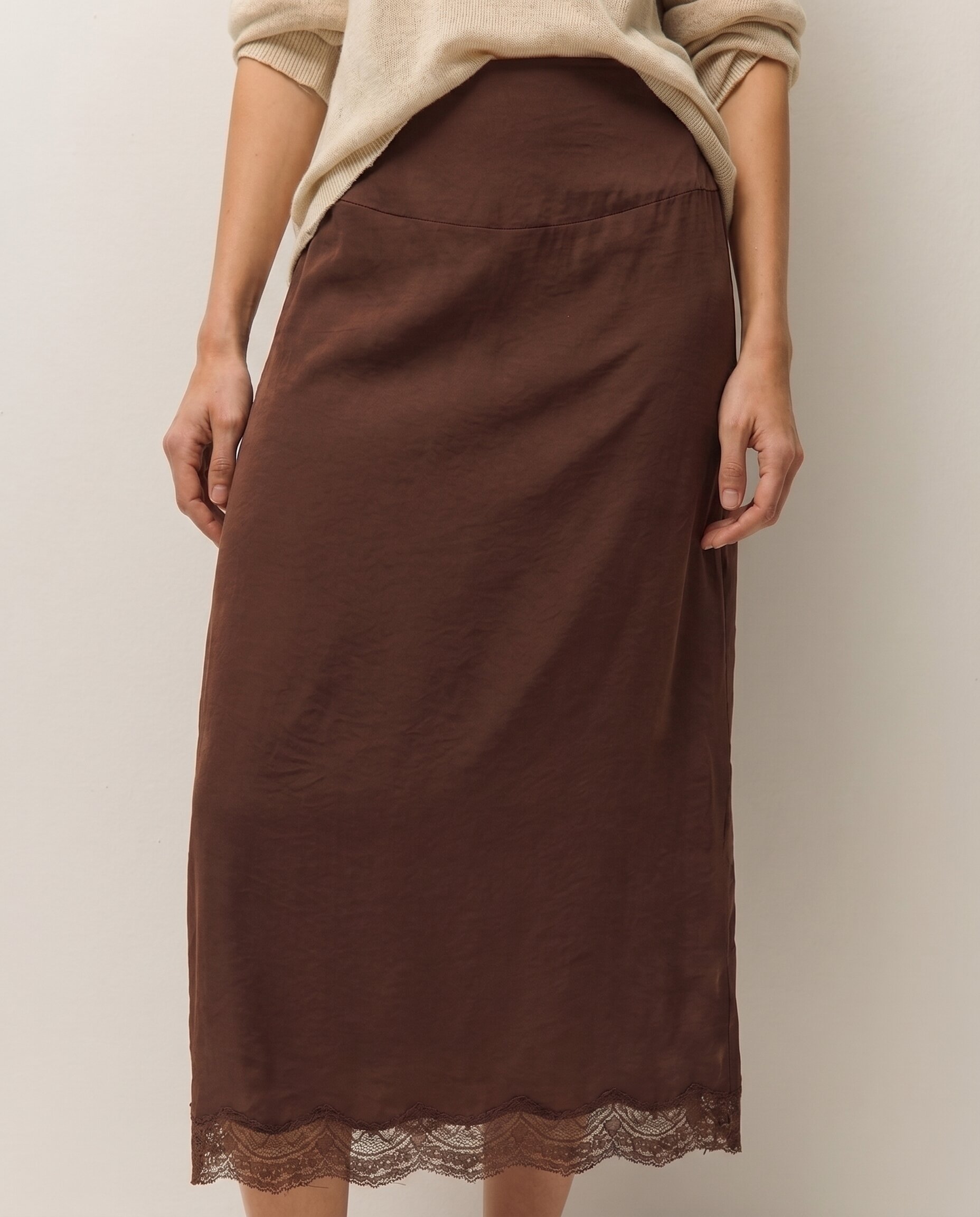 Saia Midi Lace com Detalhes de Renda na Bainha Castanho-4
